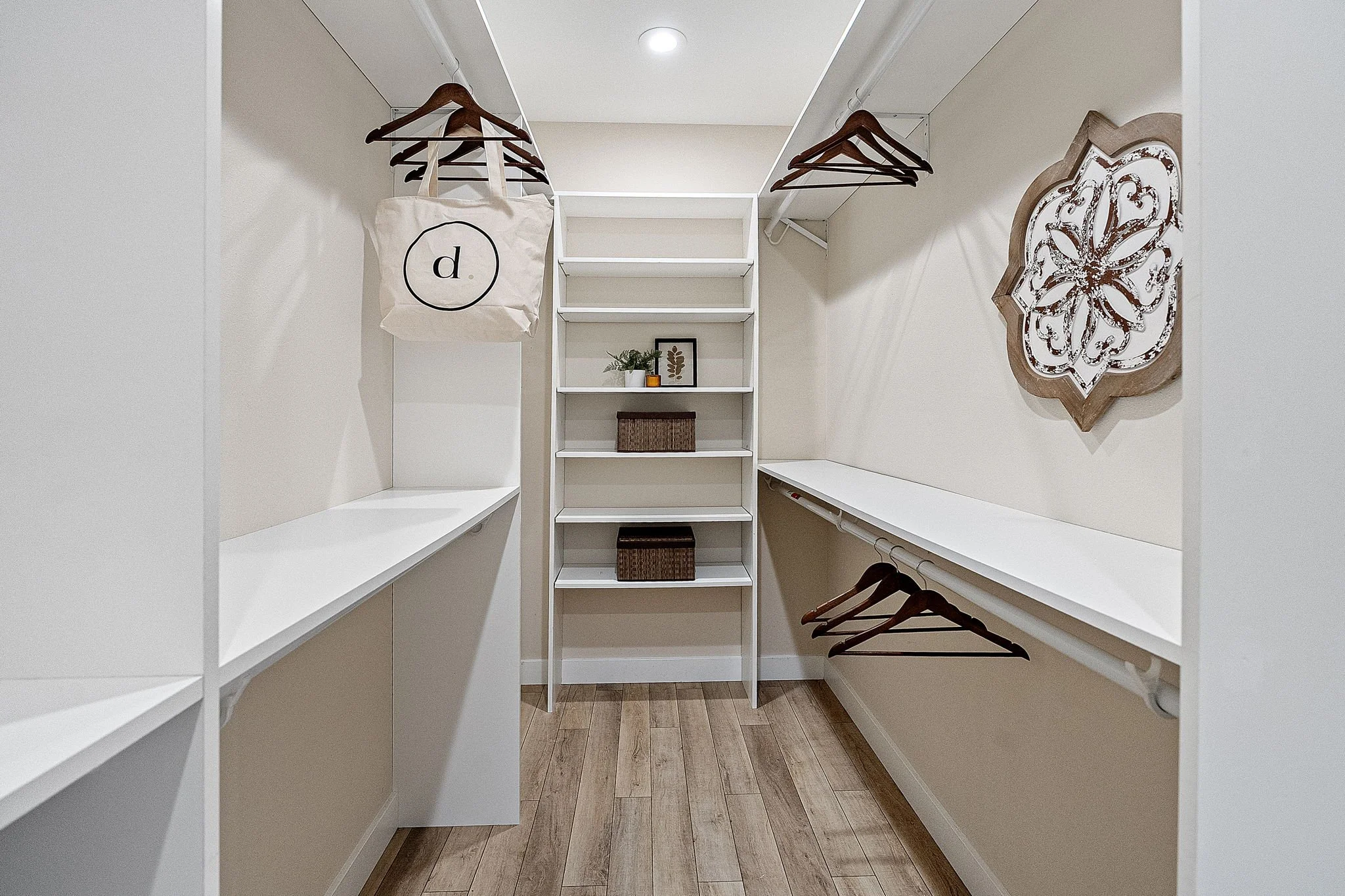 13-web-or-mls-10128-merlin-ln-nw.jpg