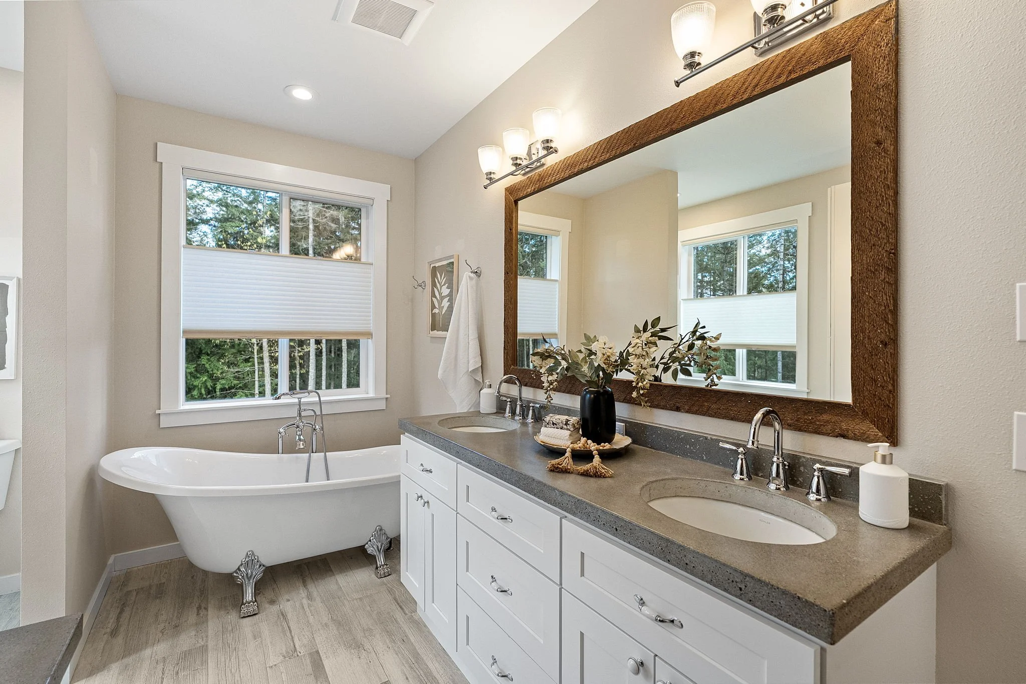 17-web-or-mls-10128-merlin-ln-nw.jpg