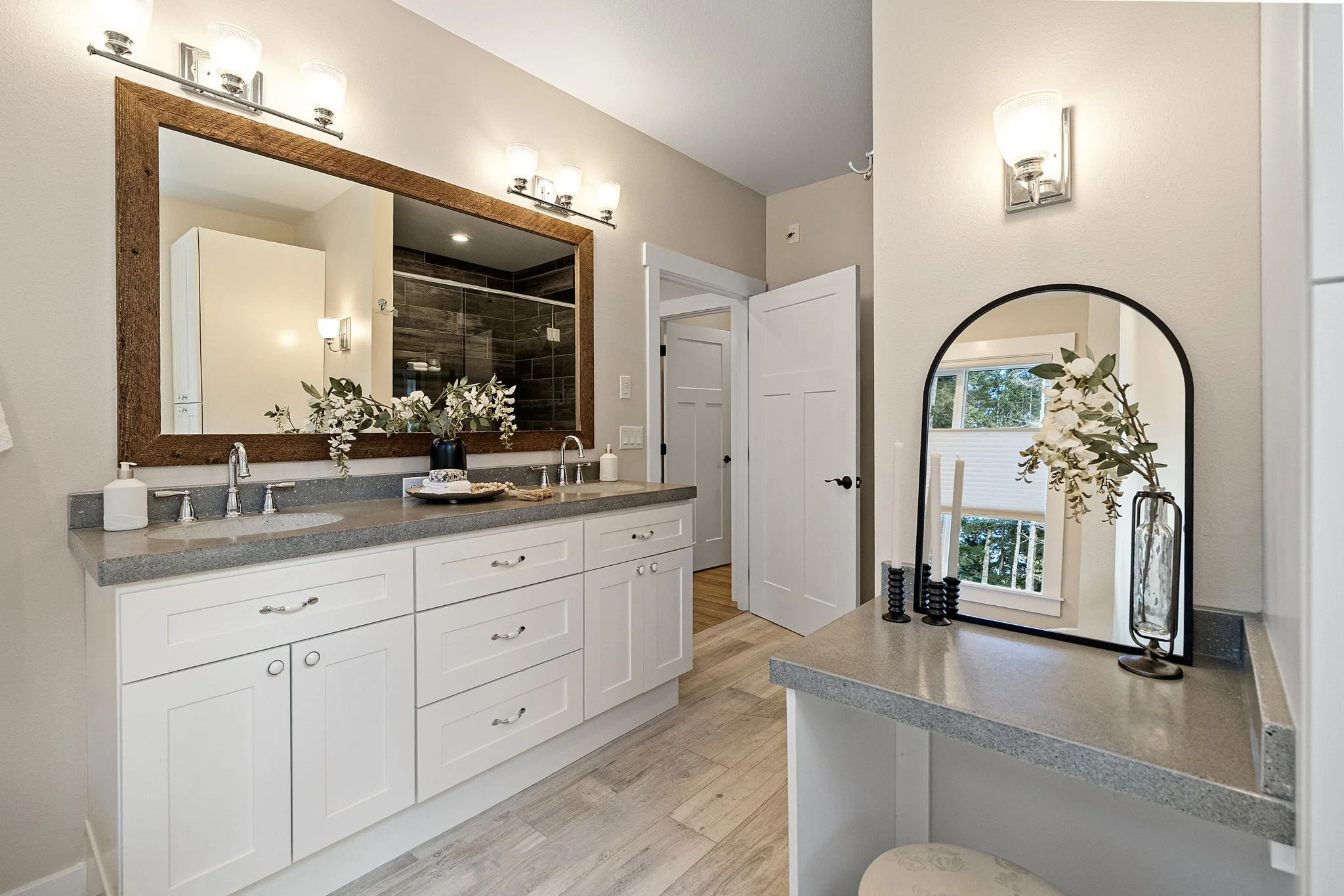 18-web-or-mls-10128-merlin-ln-nw.jpg