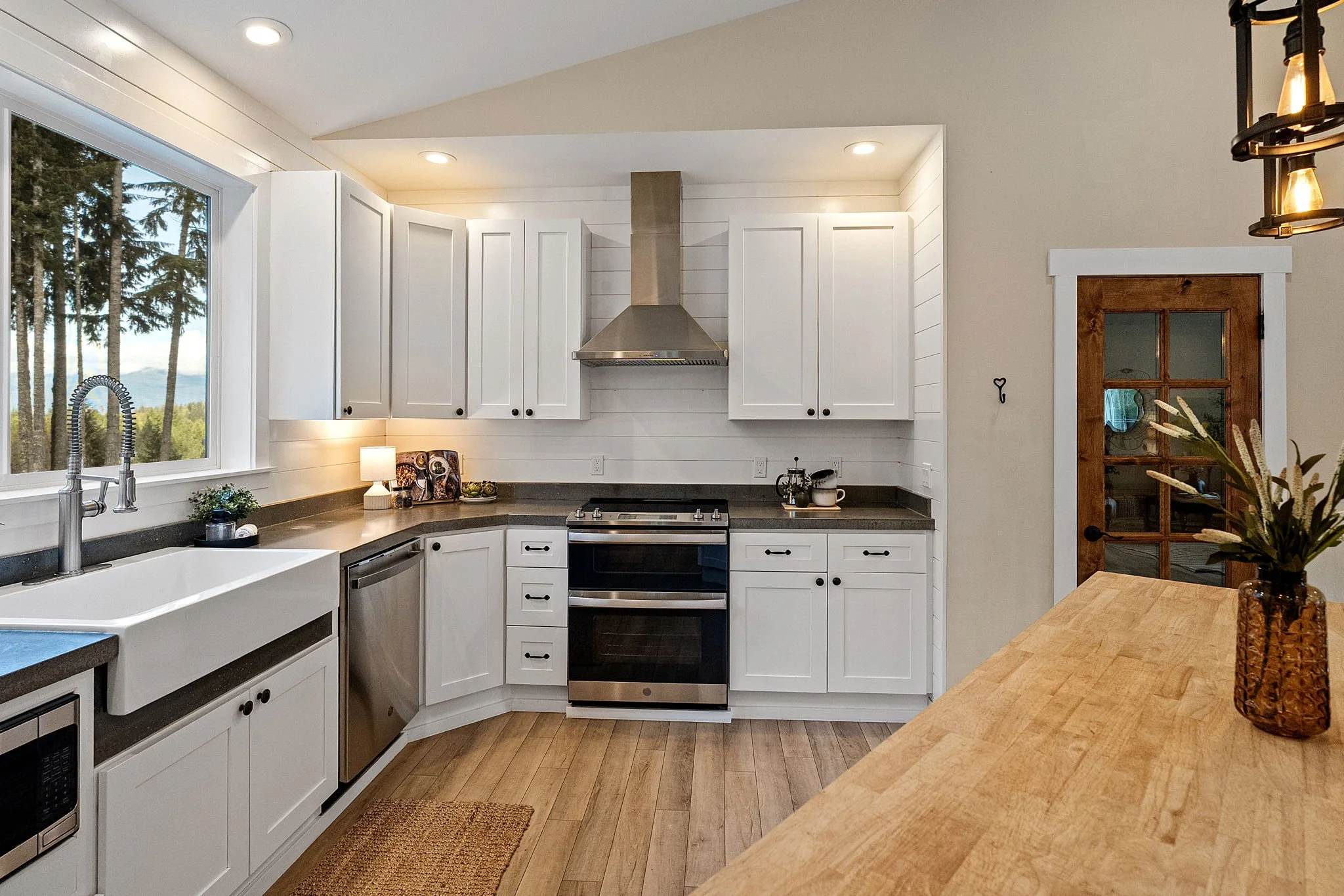 35-web-or-mls-10128-merlin-ln-nw.jpg