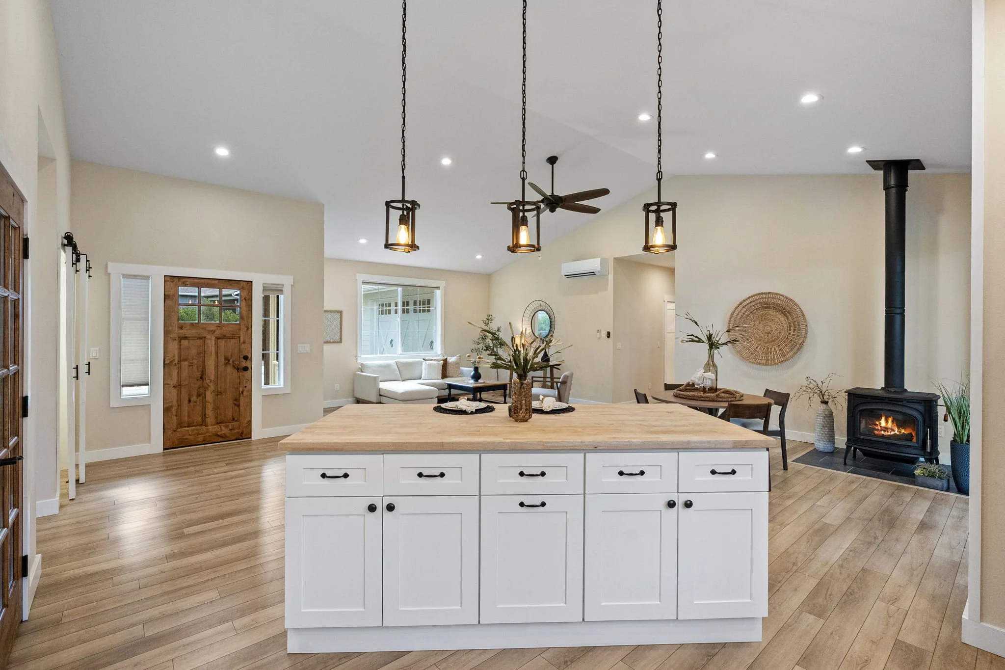36-web-or-mls-10128-merlin-ln-nw.jpg