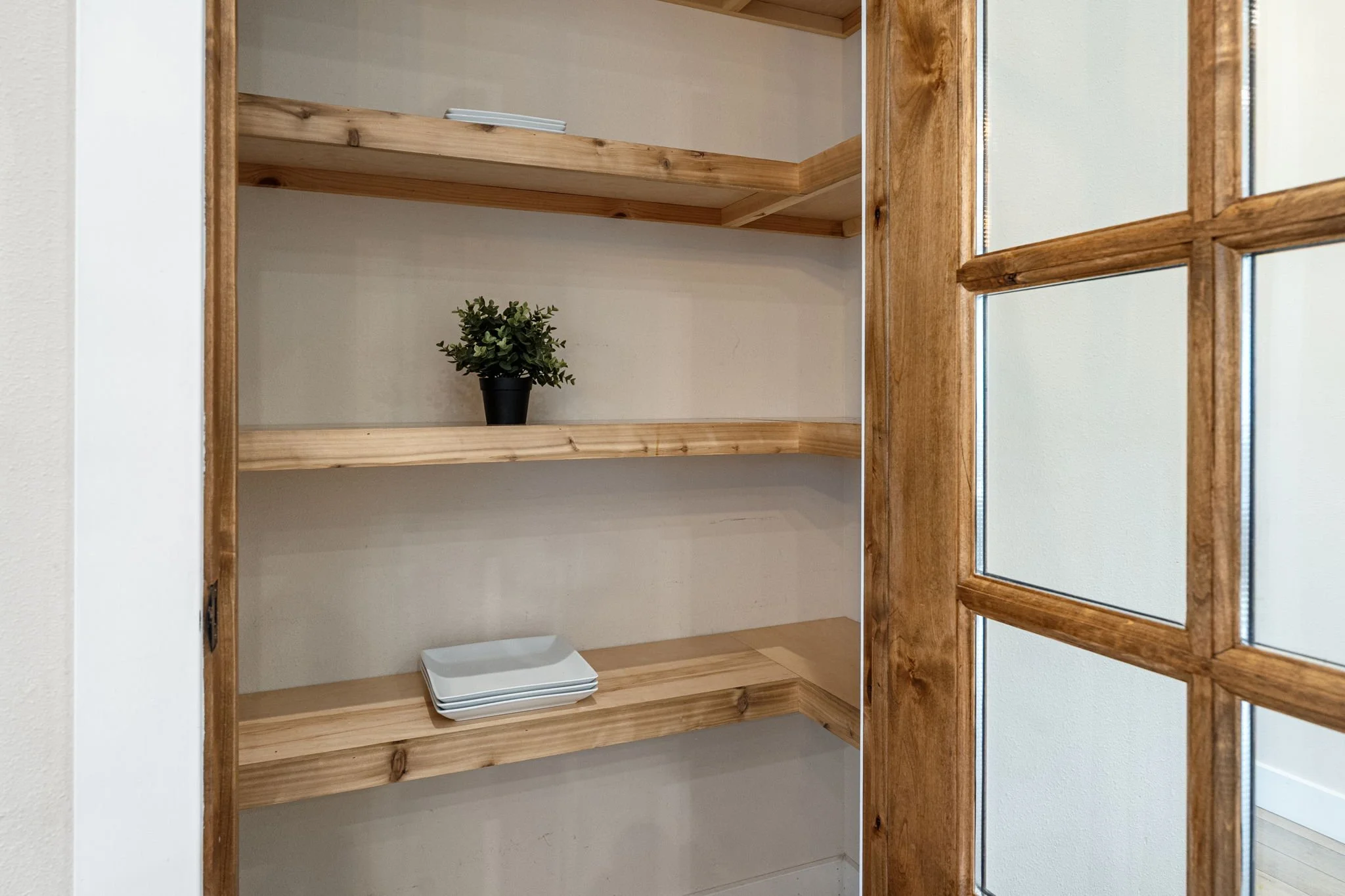 41-web-or-mls-10128-merlin-ln-nw.jpg