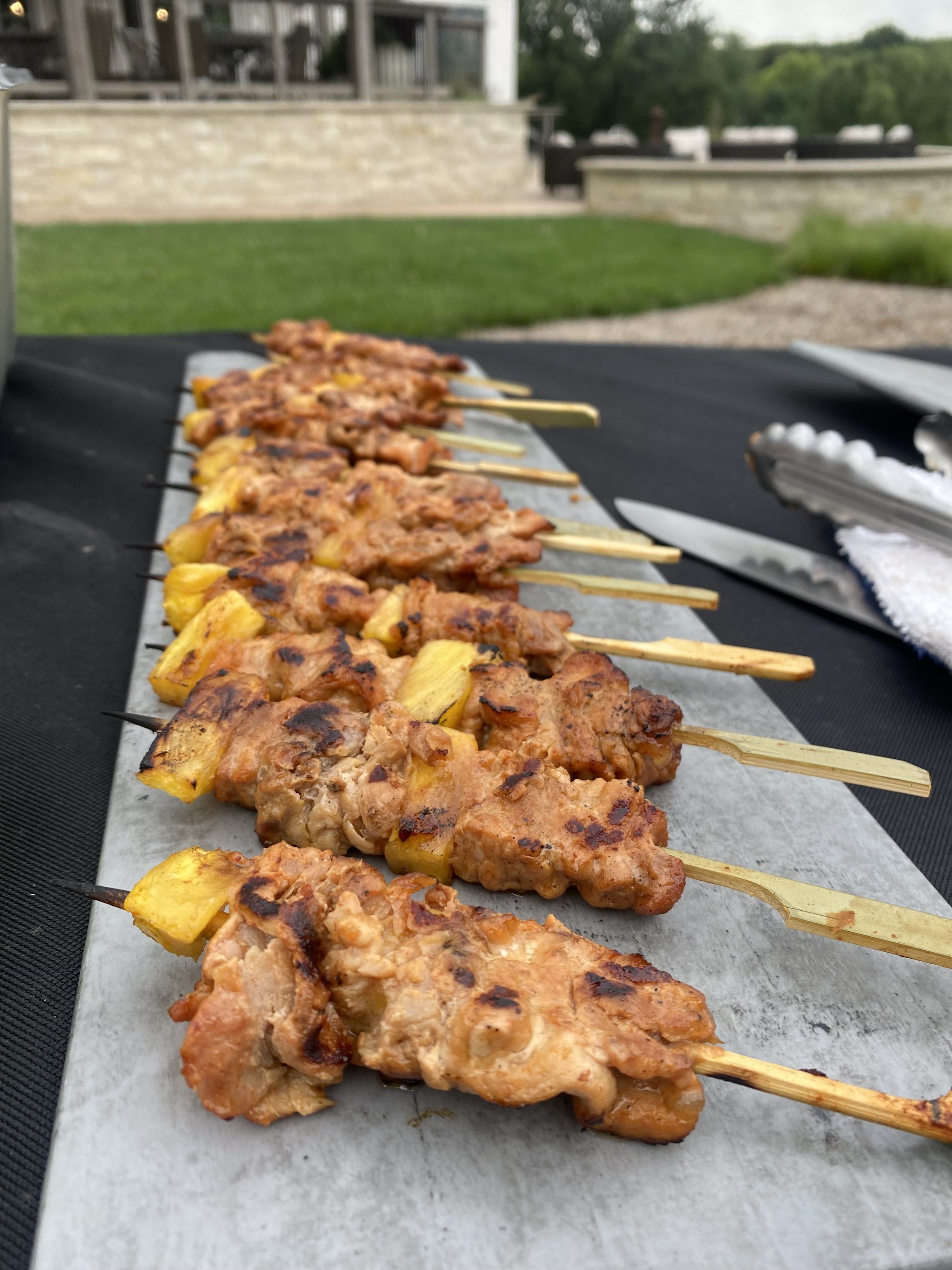 Chicken shish kebabs sitting on a table.