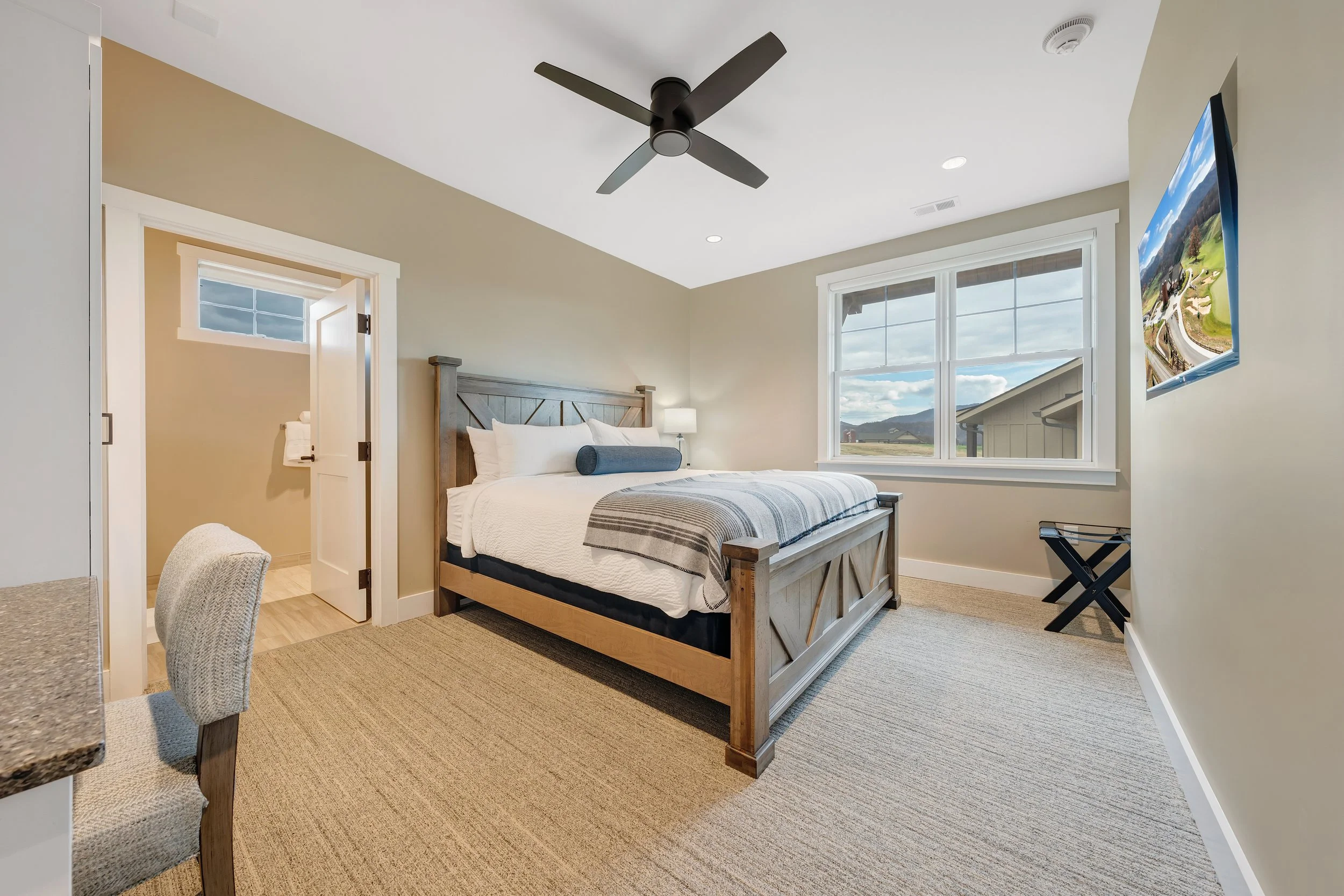 BH-Executive_Cottage-Bedroom-050-MIB05622.jpg