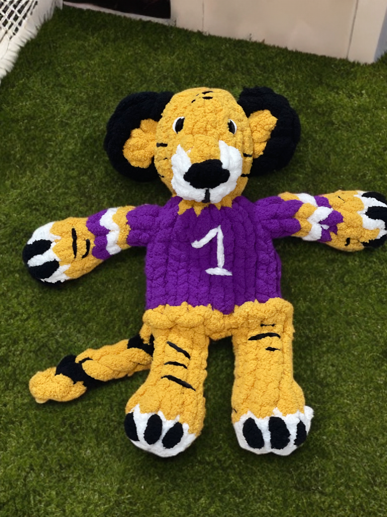 Knit Happens Co. - chunky hand knit (no mechanical tools used), #7 yarn blankets, pillows, stuffies, baskets, wreaths, hats, scarves, and much more - Monroe, LA