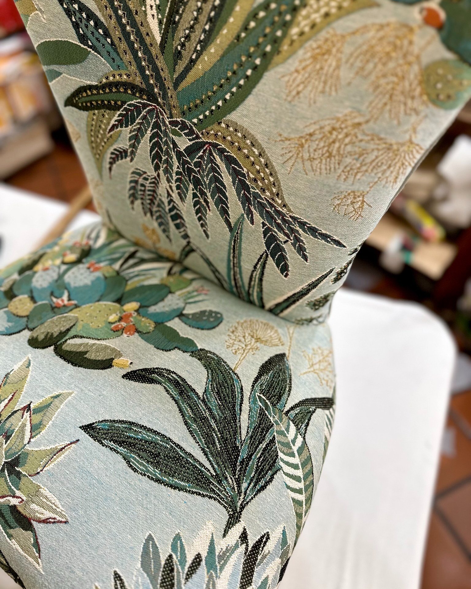 𝗠𝗮𝗾𝘂𝗶𝘀, pezzo forte della collezione 𝗥𝗶𝘃𝗶𝗲𝗿𝗮 di @lelievreparis &egrave; un incredibile tessuto da imbottito su cui &egrave; raffigurato un meraviglioso giardino botanico ispirato alla macchia mediterranea. 🌿🌺

Un disegno dai toni fresc