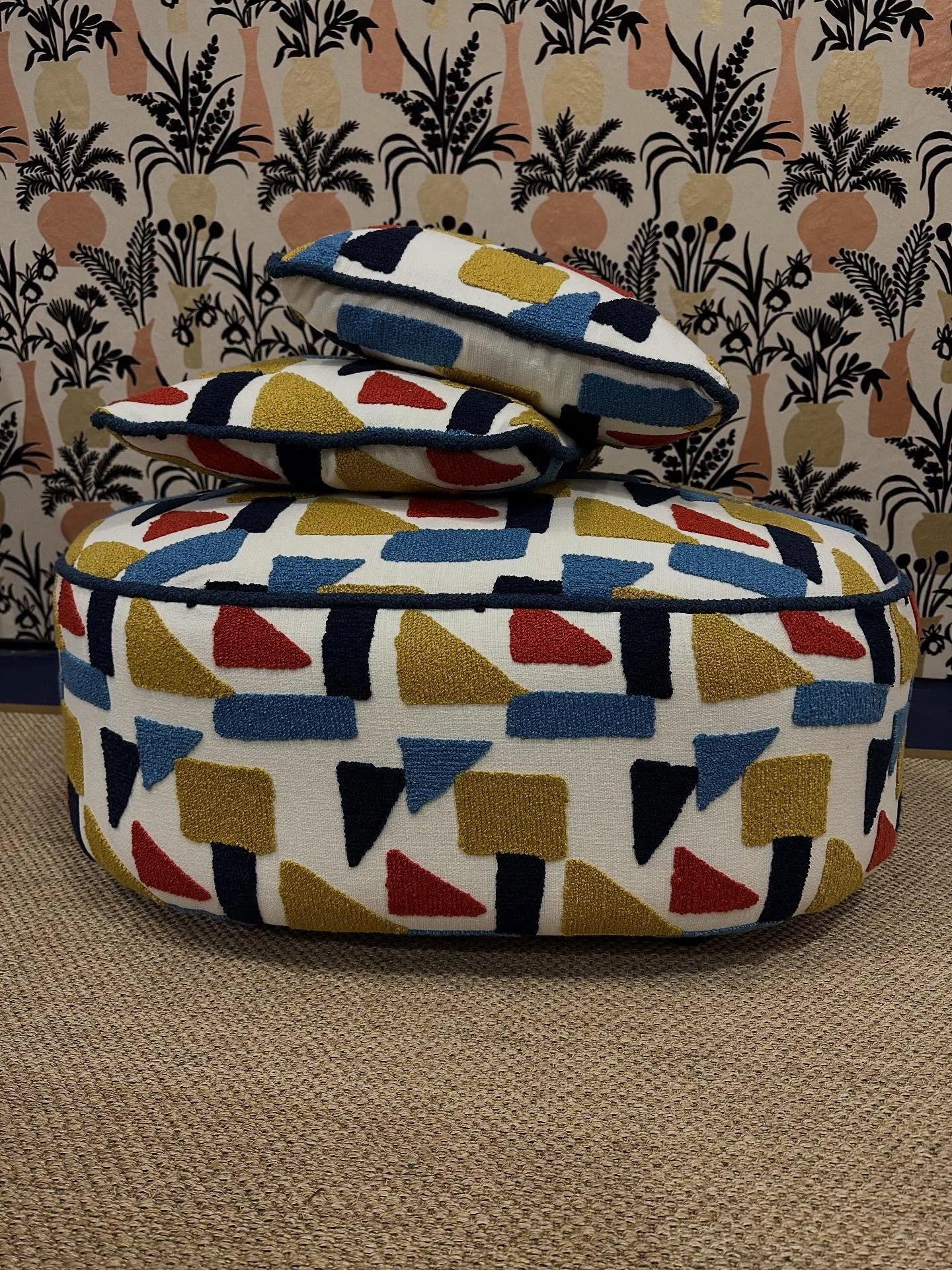 Nella nostra bottega nascono sempre pezzi che raccontano una storia&hellip; e questo pouf ne &egrave; la prova! ✨
Abbiamo realizzato l&rsquo;intera struttura partendo da uno schizzo e una volta pronta la abbiamo rivestita con un tessuto allegro e sup