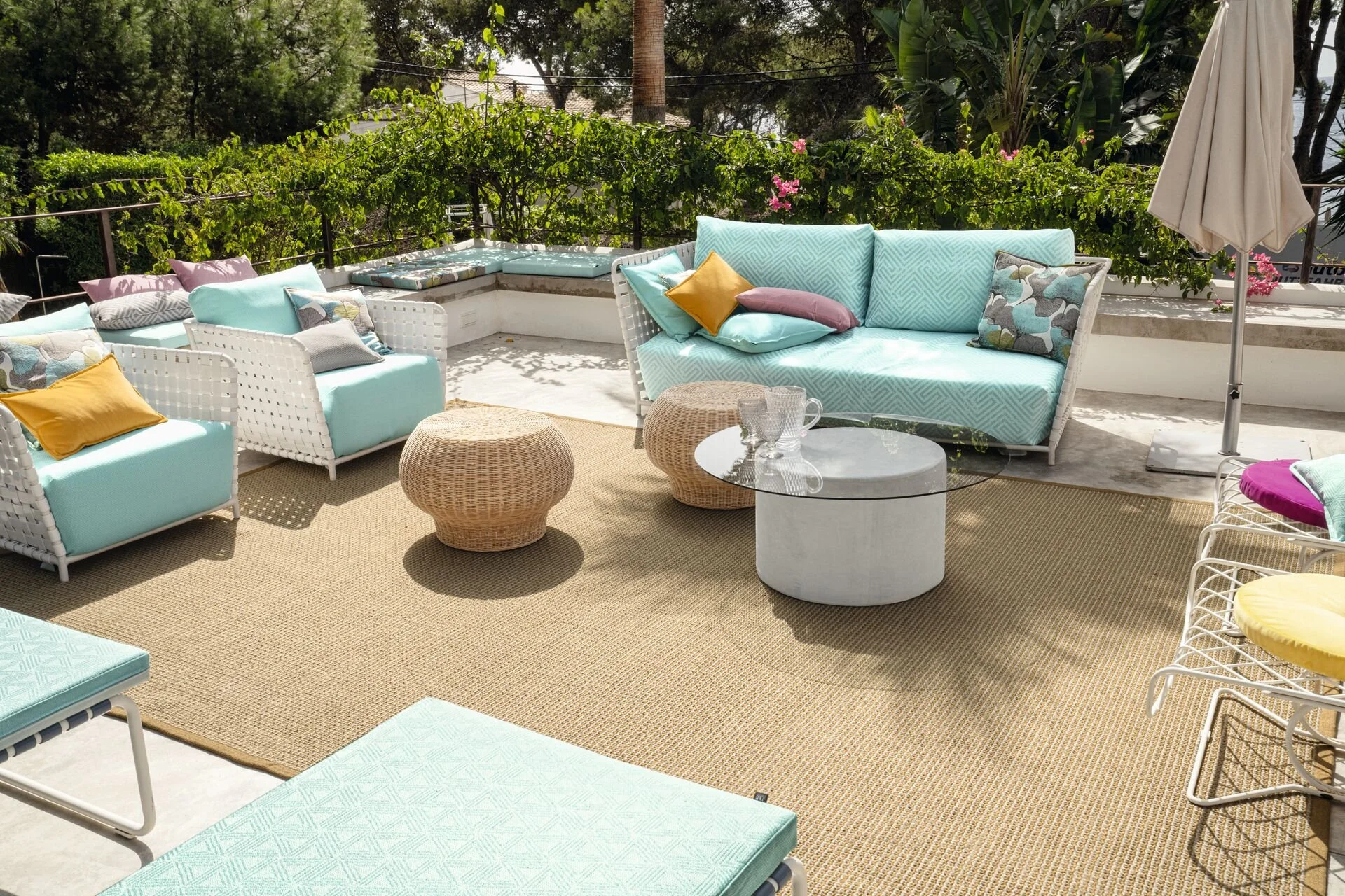 Salotto da giardino con divani, poltrone, lettini e tappeto