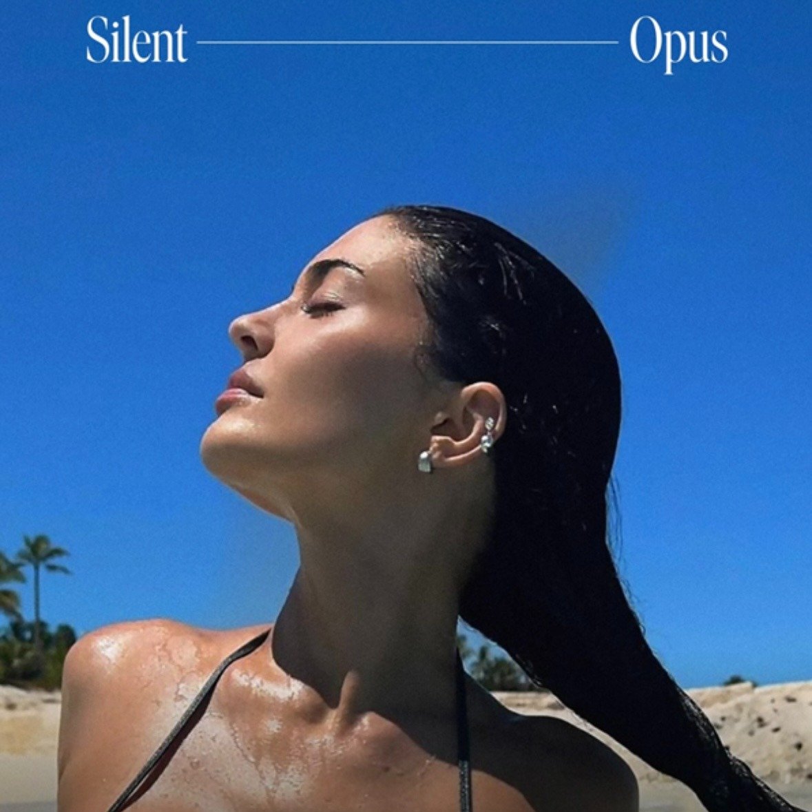 Kylie Jenner hit the beach in a bikini and our fave Silent Opus Chunky Huggies โ๏ธ๐ฅ
We’ve been rocking these bad boys for months—but weirdly, no paparazzi followed us to our local YMCA. ๐๐ท
Meanwhile, Andy’s still squinting at th
