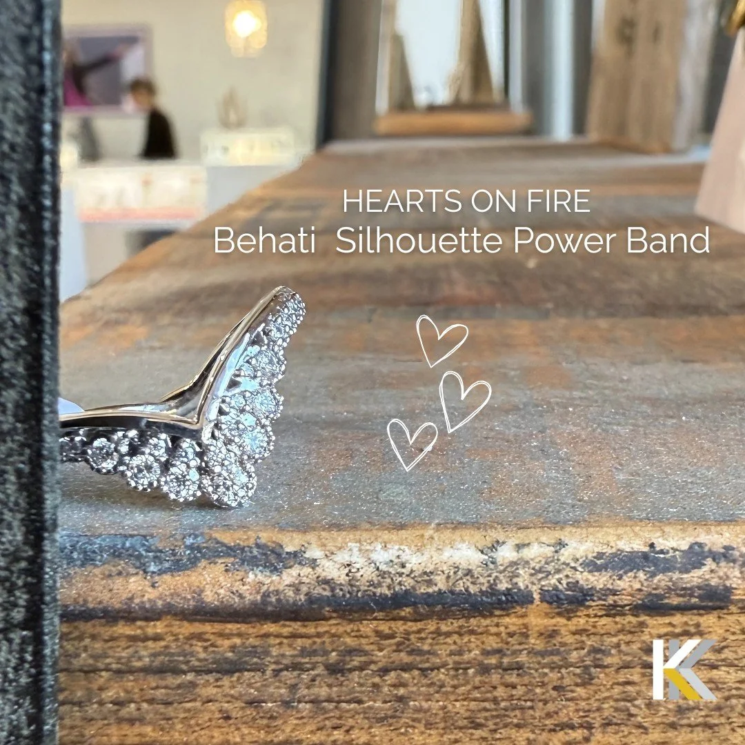 Peek-a-boo! Look who’s back for Wedding Band Weekend… our beloved Behati Silhouette Power Band from Hearts on Fire!
She’s only here for two days (September 26th & 27th)… but whadya think — should we convince her