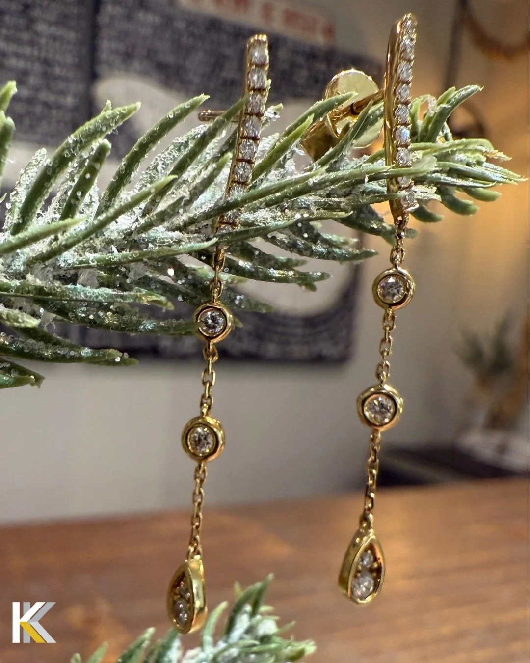 We tried. They said no.
These earrings are STUNNING in person, but absolute trolls for photos.
Humble little beauties just didn&rsquo;t want to show off today.

Come adopt them so we NEVER have to try and take their picture again😜🎅
*These beauties 