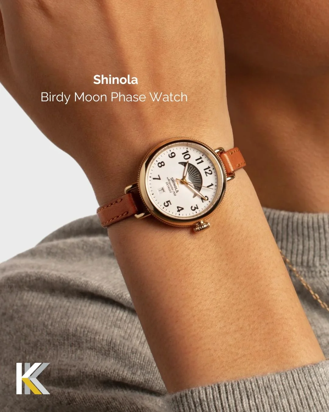 Soft details. Quietly powerful. 🌙✨
The Shinola Birdy Moon Phase Watch pairs a bold white dial with a glowing moon phase, gold-tone hands, and subtle coin-edge detailing.