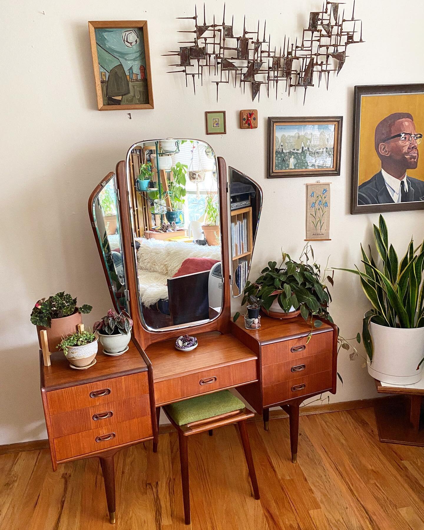 The cutest little vanity &amp; stool we ever did see. 🥺

Folding three-part mirror, original green wool upholstery on the stool, lots of little drawers - all the best features. I think this would also make an adorable little entryway table or plant 