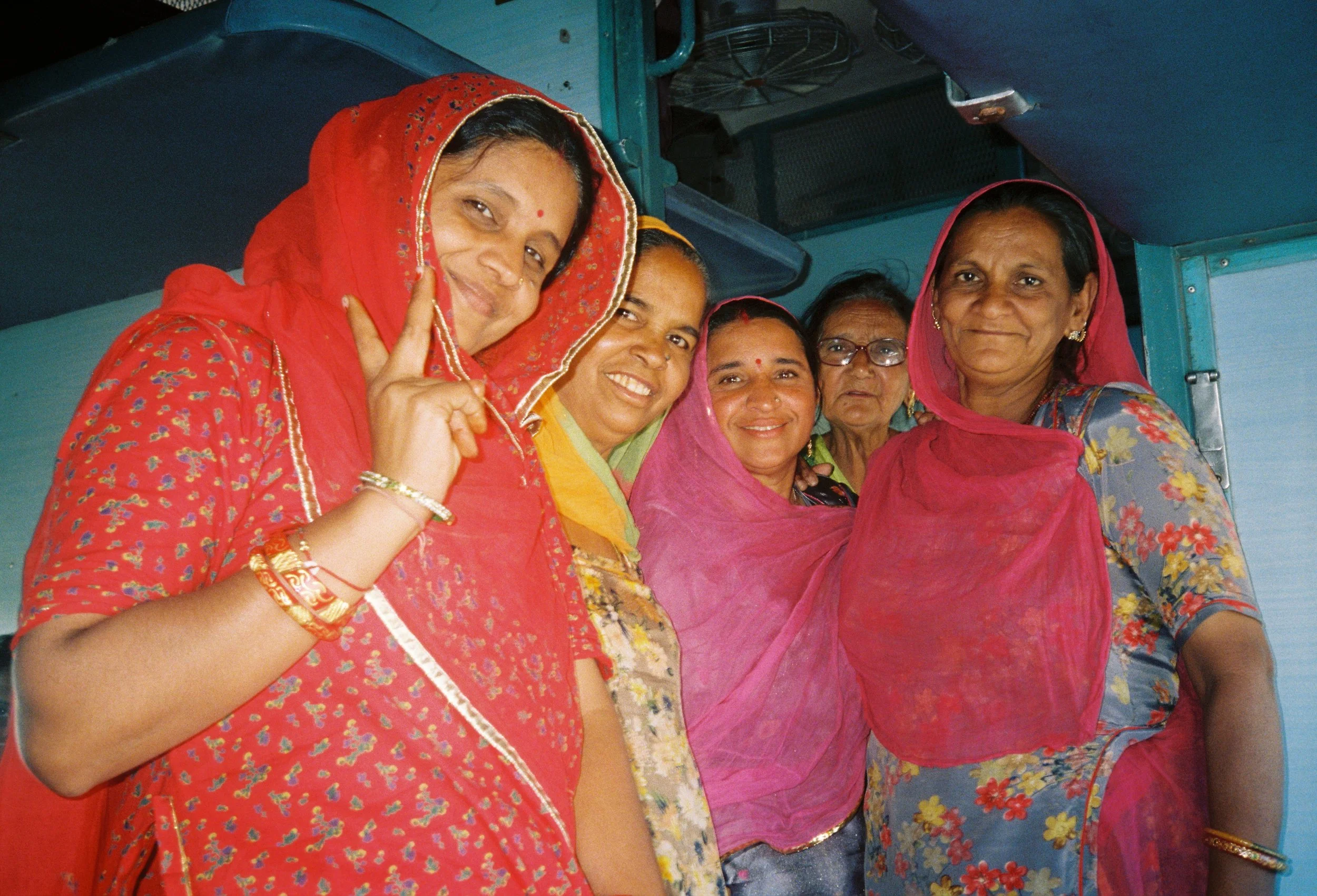 Gesellige Frauen im Zug