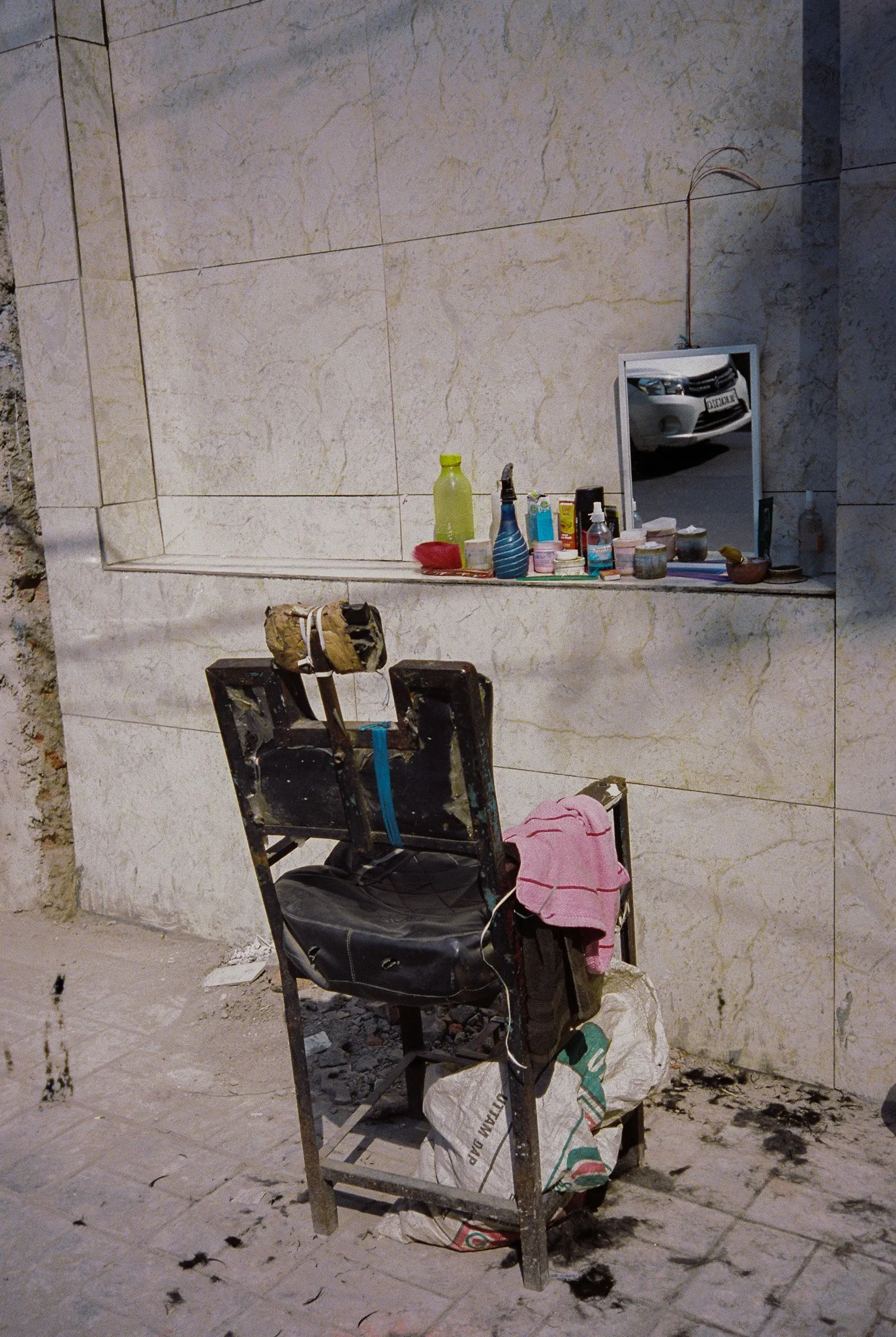 Friseurstuhl auf der Straße in Delhi.