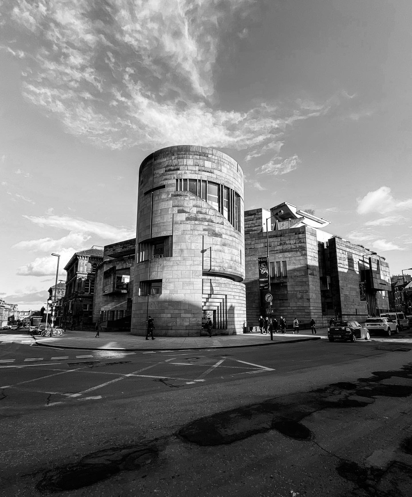 &bull; Museum of Scotland
&bull; Benson + Forsyth
&bull; 1998

The buildings Corbusian forms provide contrast with the schema of a traditional Scottish Broch. 
Clad in clashach sandstone the principal architect on the project called the material &ldq