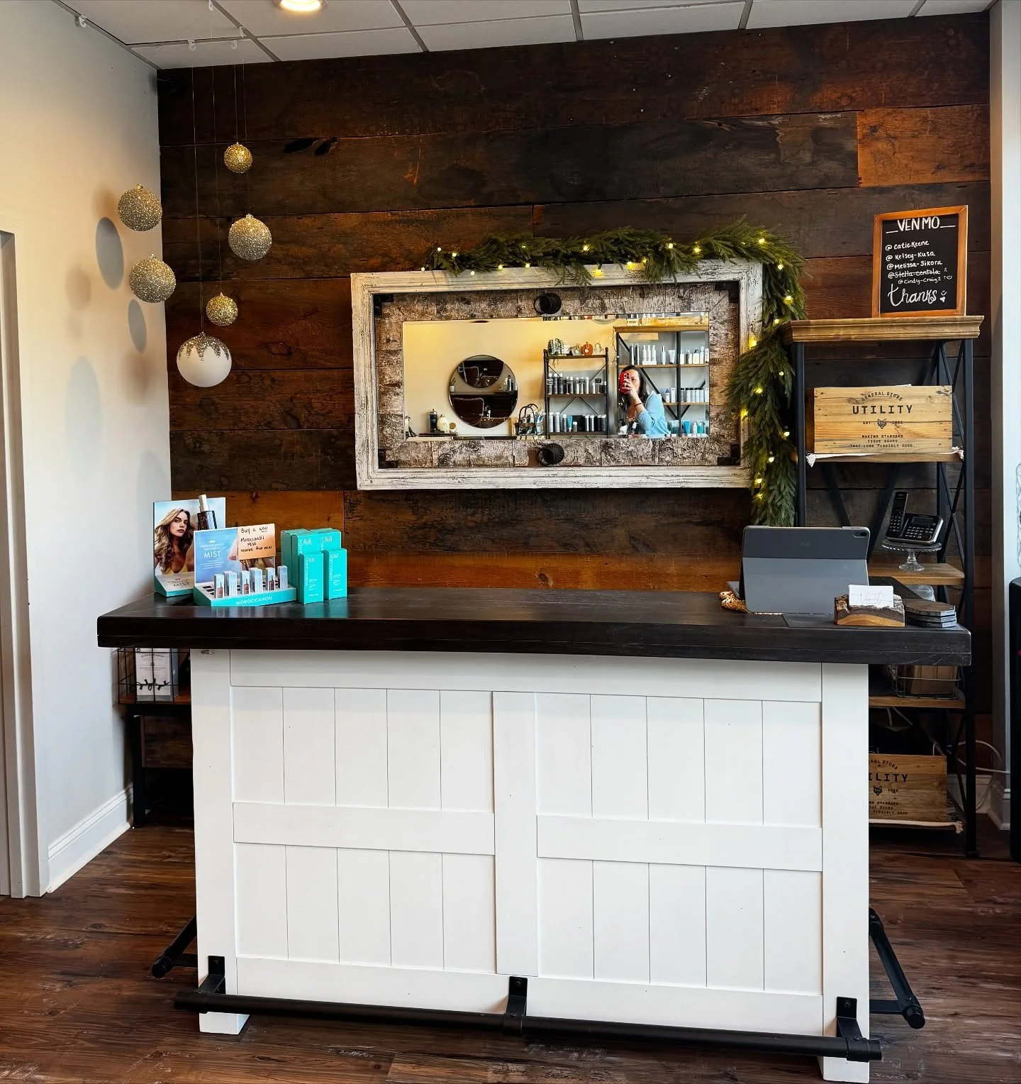 Christmas/Winter Refresh for our reception area..and I even climbed the 6ft ladder and didn&rsquo;t break anything! If you know me, you know that&rsquo;s a big deal! 🙌🏼 
Thanks @melissa__vanity for the assist from the ground 🤟🏽
If you scroll to t