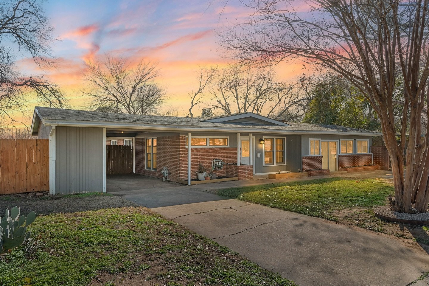 This incredible investment opportunity just hit the market at $260k!! 🎉😍 Just 12 minutes from downtown Fort Worth and 20 minutes from At&amp;T Stadium and Globe Life Field, this charming ranch style home is one you won&rsquo;t want to miss. Be the 