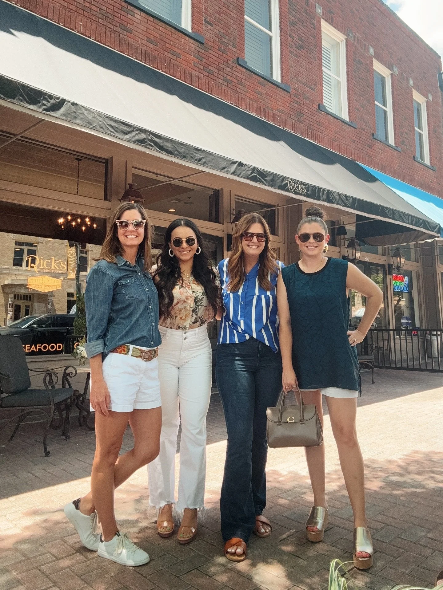 Had an amazing Lunch with Allegiance Title and these lovely colleagues and besties of mine 💕💕 Thankful to have incredible, reliable vendors to do business with! ✨