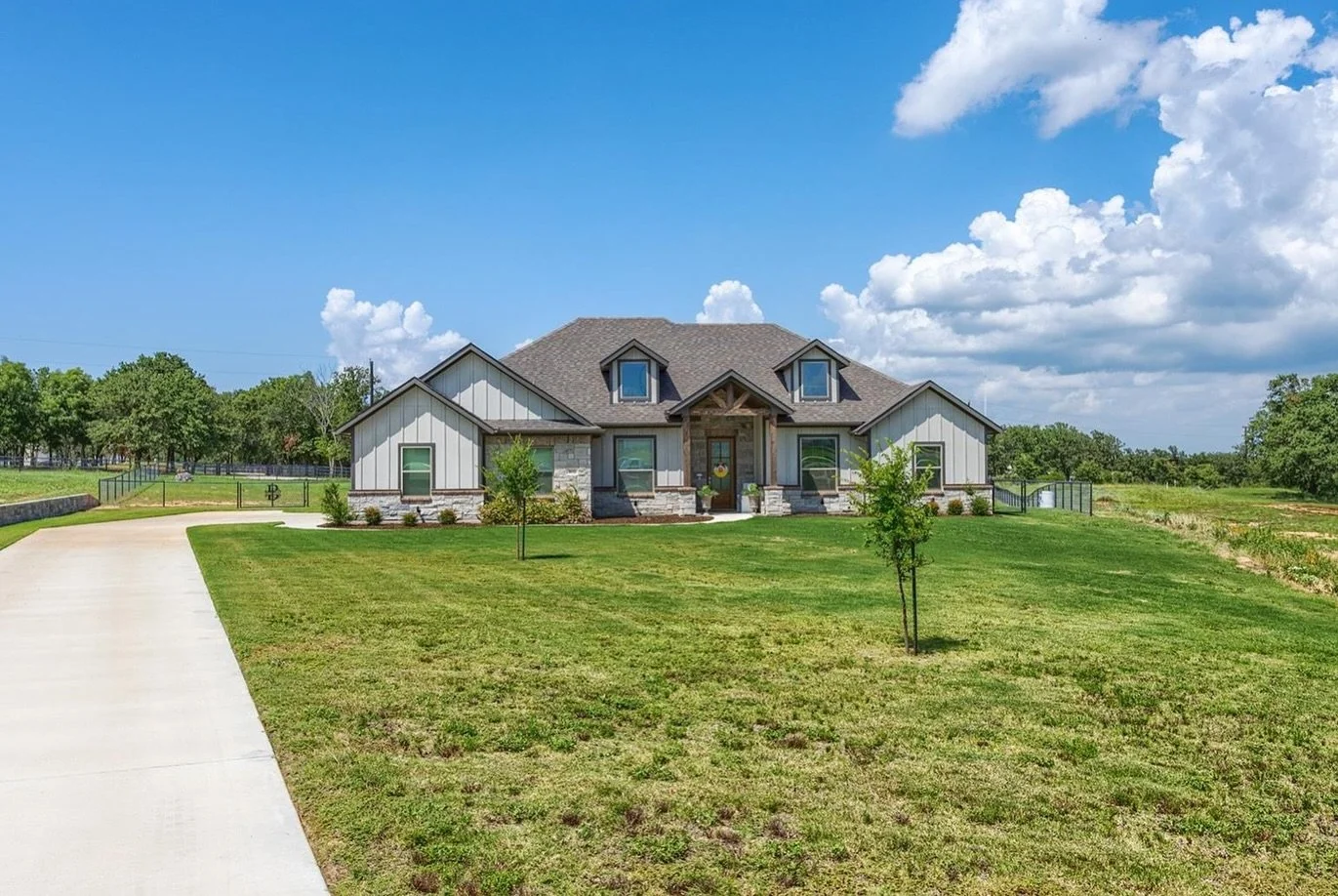 🎉OPEN HOUSE ALERT🎉 Don&rsquo;t miss this gorgeous cutie farmhouse home in Springtown! Sitting on a sprawling 1.182 acre lot, you&rsquo;ll have plenty of room for all your favorite activities! 🙌🏻

OPEN HOUSE SUN 08/10 1-3 PM

📍3032 Westfork Way
?