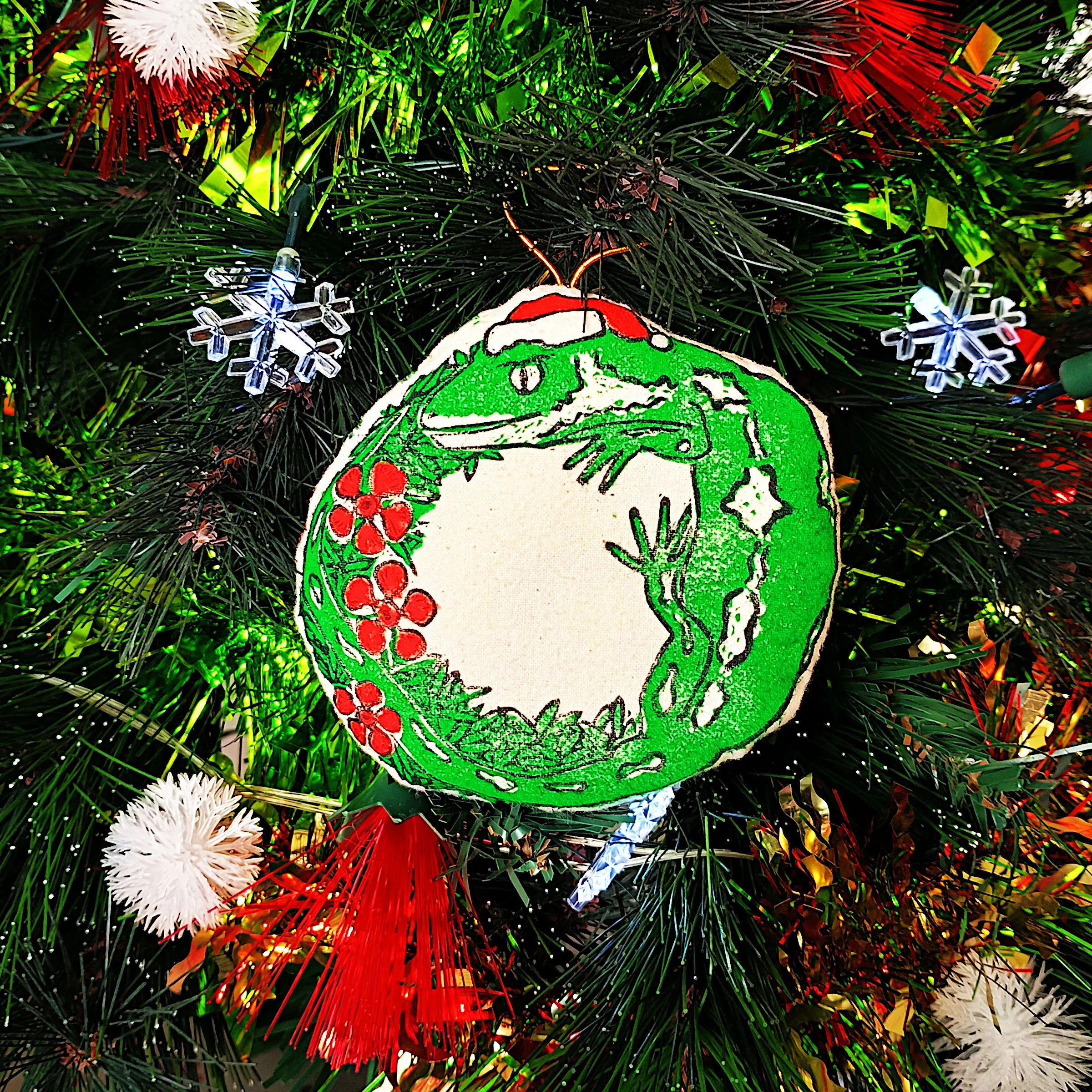 xmas gecko decoration ontree.jpg