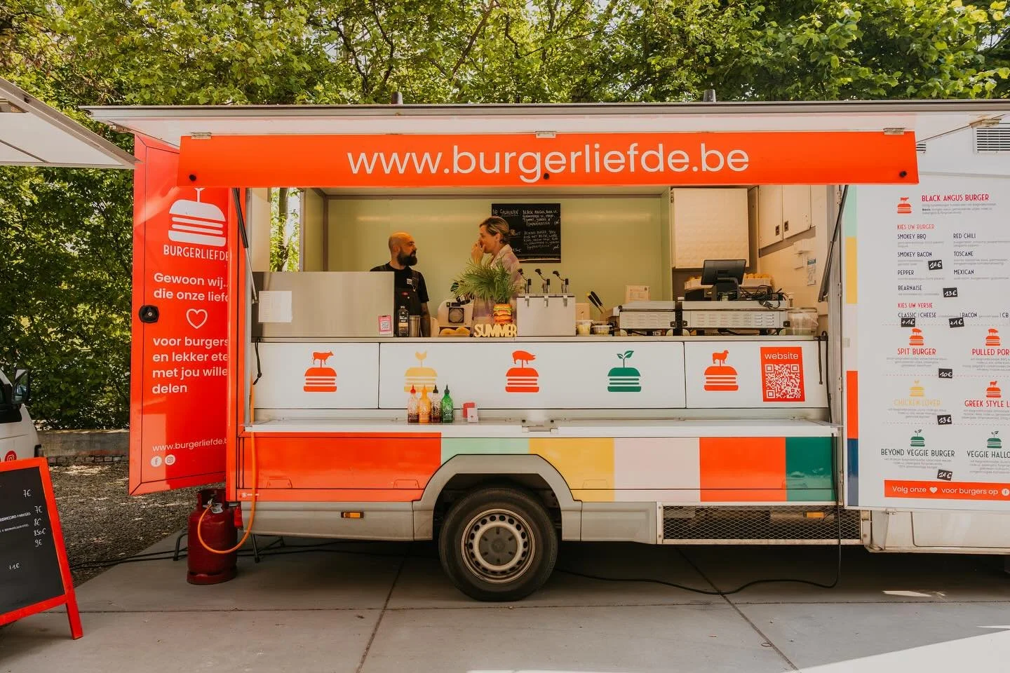 Doen wat we het allerliefst doen:
Op tour met onze foodtruck, de liefde voor burgers (en lekker eten!) delen met jullie &ndash; elke stop, elke hap, pure passie op een bord! #burgerliefde #ontheroad #foodtruck #gourmetburgers #burgertruck #jijenik #i