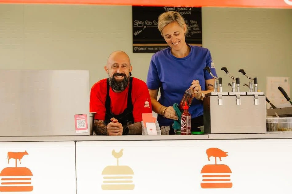 Happy to serve you - all day every day #foodtruck #burgerliefde #gourmetburgers #burgertruck #jijenik #wijtwee #ontheroad #volgedeburgerliefde