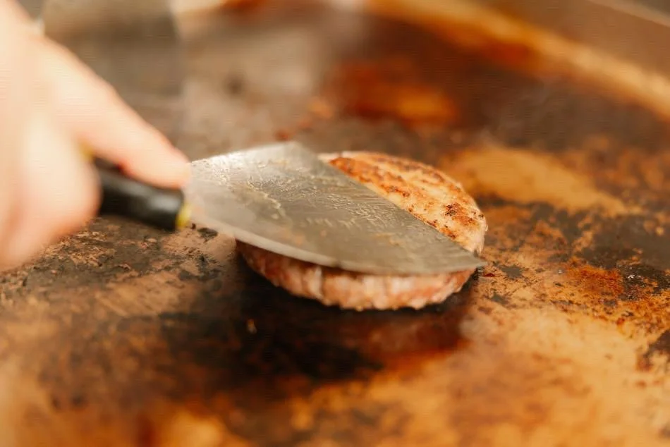 Flippin&rsquo; burgers all day every day #burgerliefde #jijenik #ikenjij #wijtwee #foodtruck #gourmetburgers #ontheroad #burgertruck