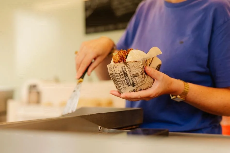 Making burgers all day everyday - and with ❤️ #burgerliefde #ontheroad #jijenik #ikenjij #wijtwee #burgertruck #foodtruck #gourmetburgers