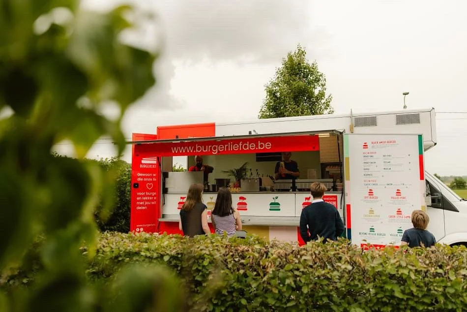We love to make the most amazing burgers - just for you🫶 #burgerliefde #gourmetburgers #foodtruck #burgertruck #liefde #jijenik #ikenjij #wijtwee #ontheroad