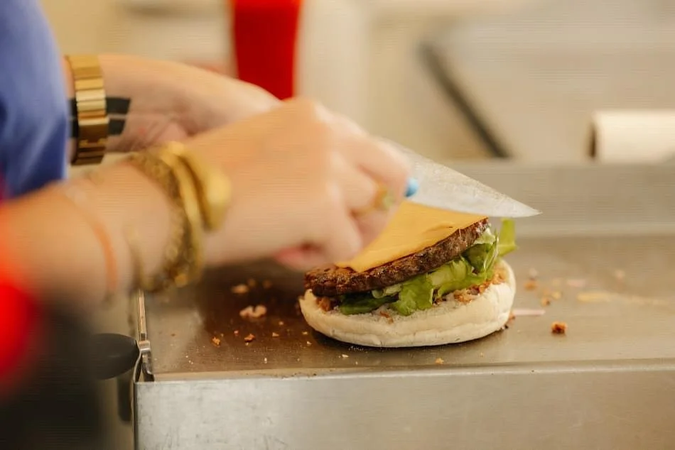 100% Angus beef +  cheddar = burger bliss! 🤤🔥 Wie komt deze vanavond proeven in Loppem? #burgerliefde #burgertruck #foodtruck #wijtwee #ontheroad