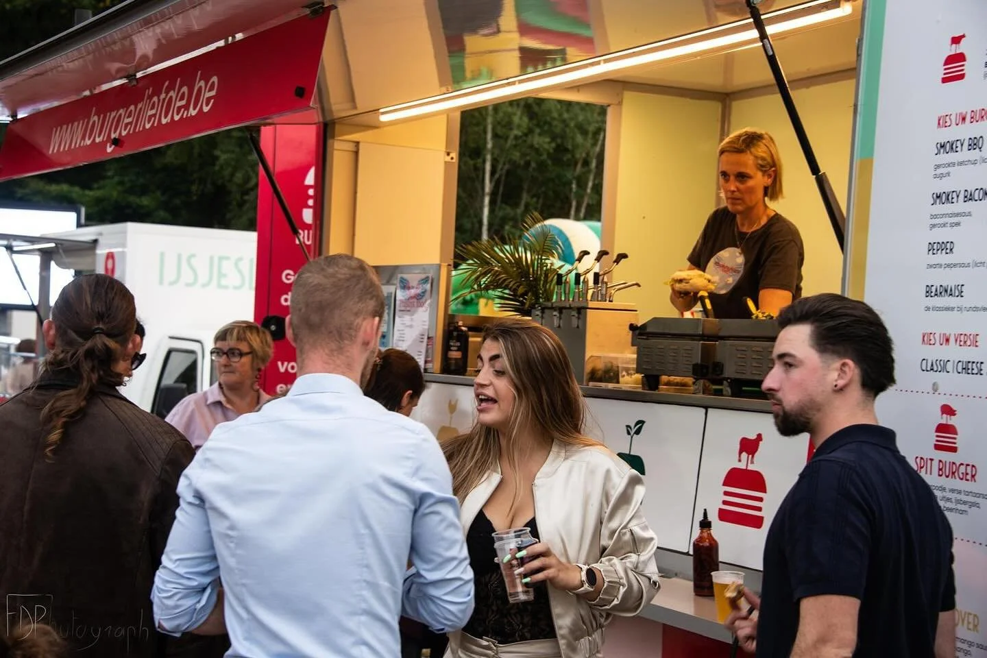 ✨ &ldquo;Waar burgers zijn, is gezelligheid nooit ver weg. Samen zijn en genieten bij onze foodtruck! 🍔❤️ #BurgerLiefde #foodtruck #ontheroad #gourmetburgers #events #burgertruck #foodtruck