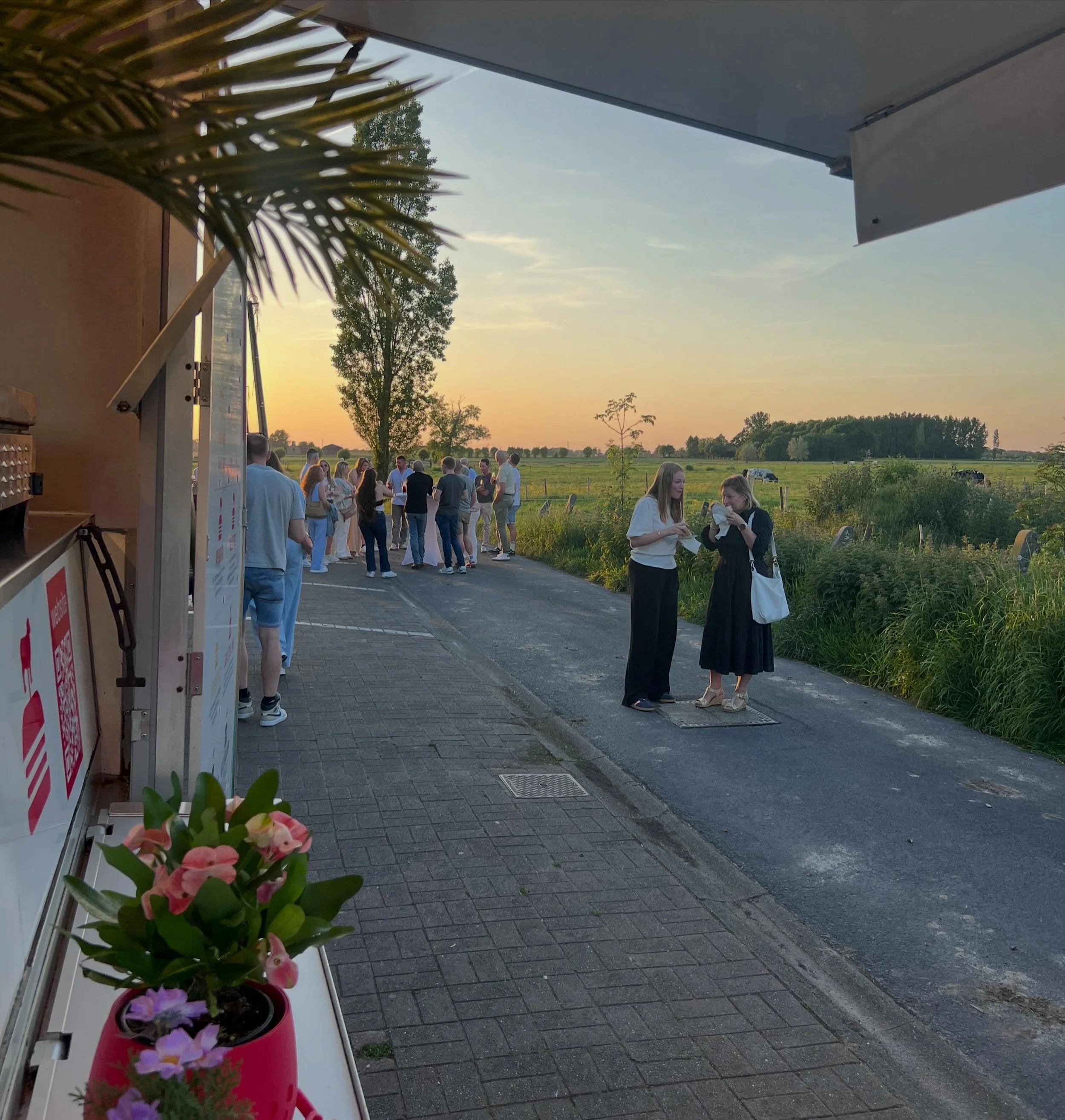 Golden burger hour 🍔❤️ #burgerliefde #ontheroad #wijtwee