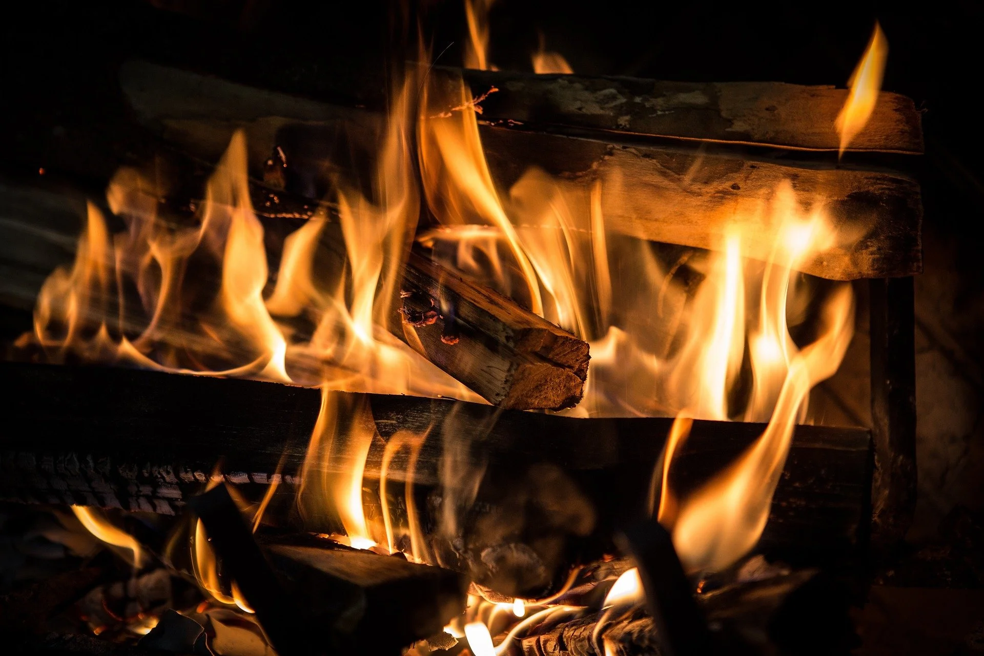 SEGNI DI FUOCO: LE PIETRE, L’OLIO ESSENZIALE, I FIORI DI BACH E LA POSTURA YOGA