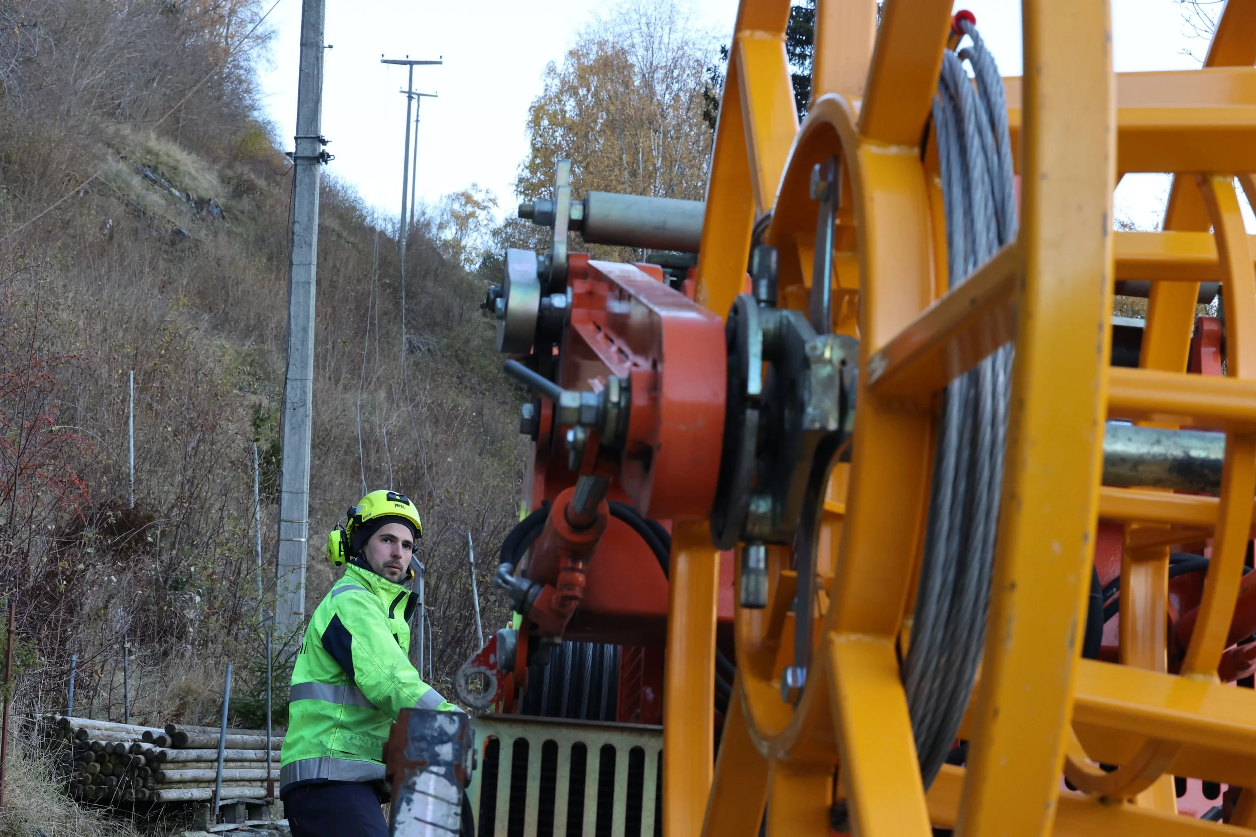 Gamle linjer vert rivne frå fjellsida: - Litt av eit arbeid