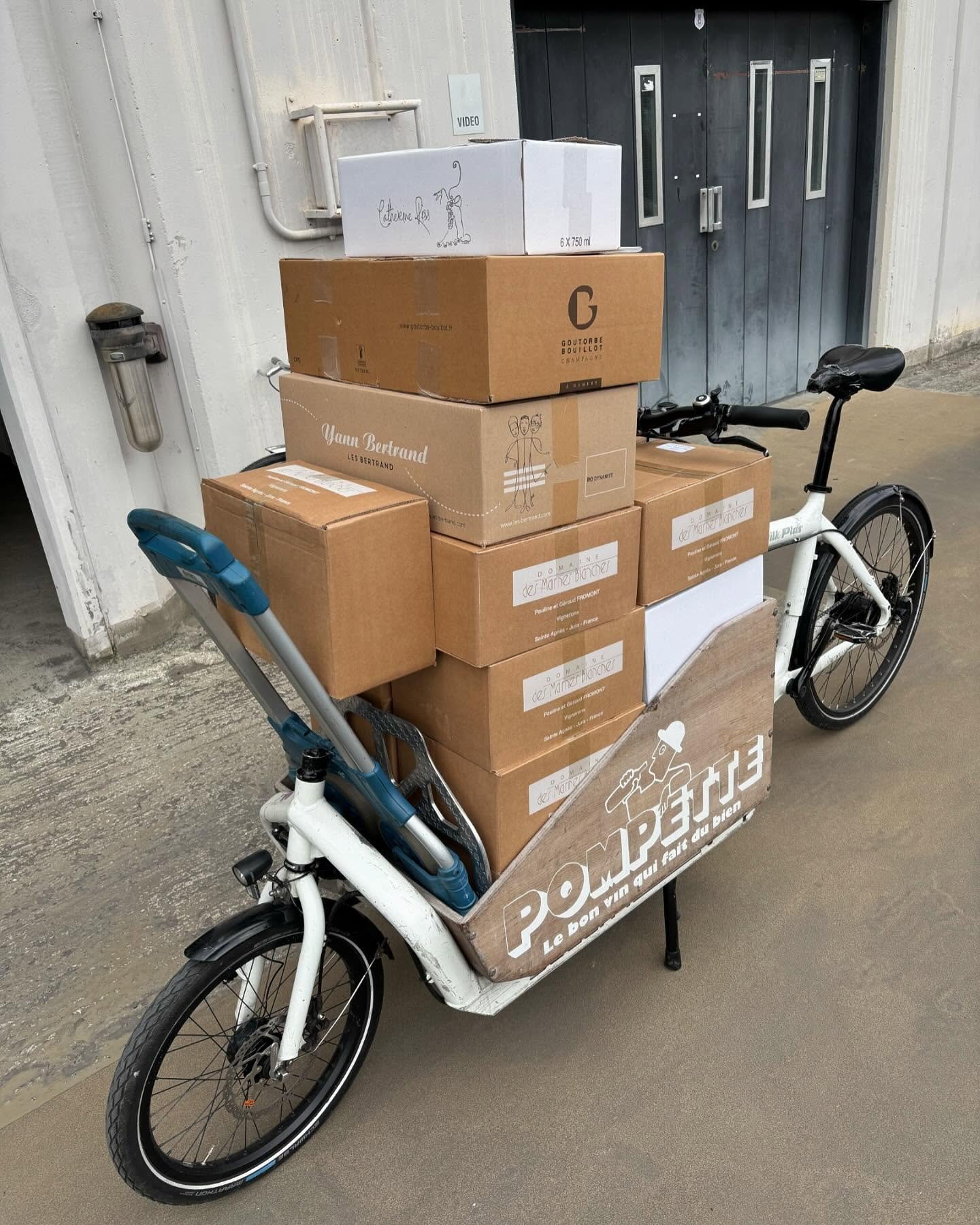 🎼🎶Petit Papa No&euml;l, quand tu descendra de Carouge, n&rsquo;oublies pas mes petites topettes&hellip; 🎶🎼
@pompette.ch #livraison&agrave;v&eacute;lo #geneva #naturalwine #bikedelivery #pompettegeneve #vinsvivants #geneve🇨🇭
