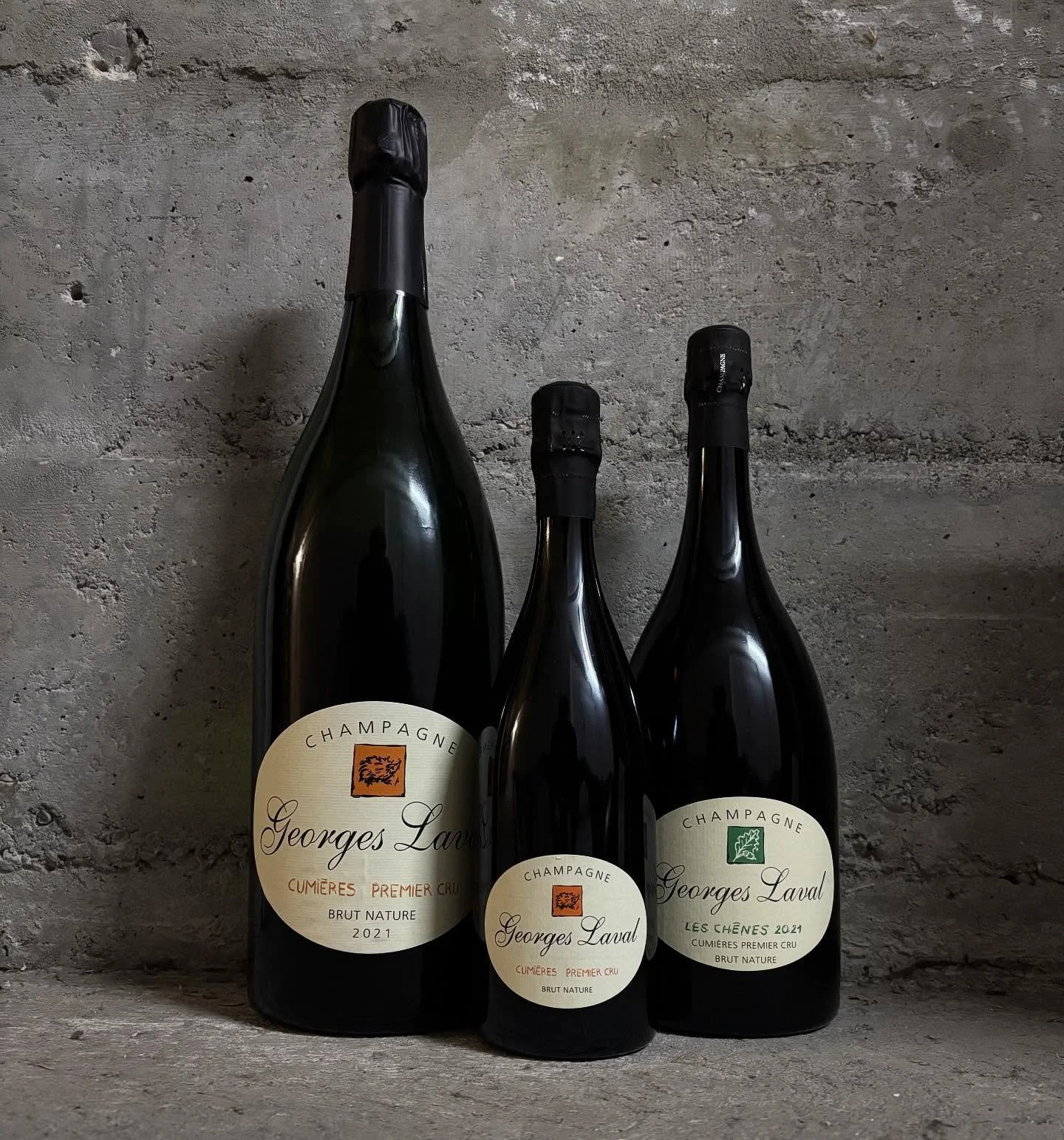 Ceux qui ont d&eacute;j&agrave; bu les vins de Vincent Laval s&rsquo;en souviennent &agrave; coup s&ucirc;r&hellip; 

Des Champagnes rac&eacute;s, purs et complexes aussi caract&eacute;ristiques qu&rsquo;ils sont rares et confidentiels.

Pionnier du 