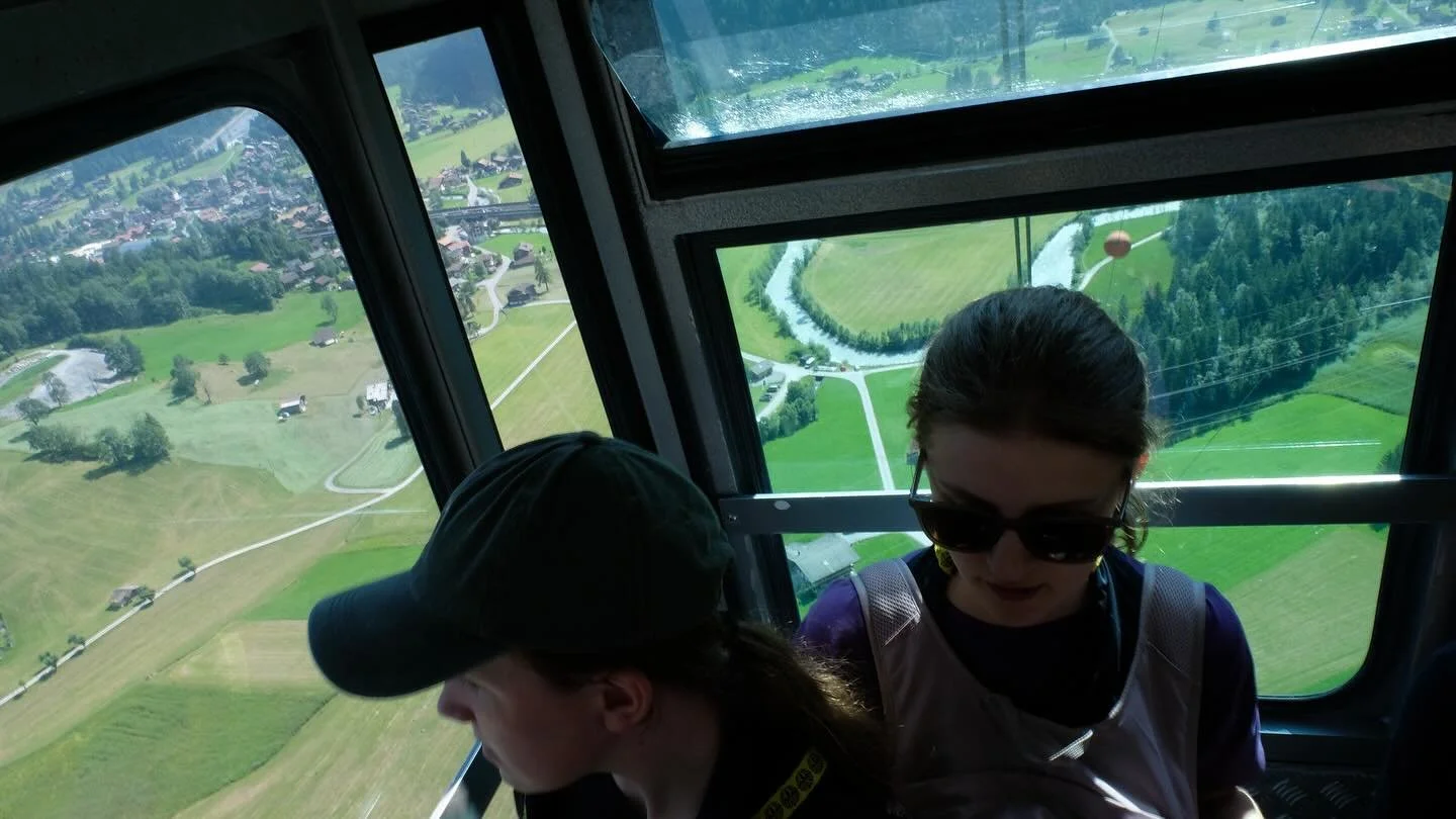 Dagens program på Äventyret var en vandring från Kandersteg till Our Chalet. Den gick via bergspasset Bunderchrinde på 2383 möh. Det var en utmaning för både musklerna och nerverna, men alla mötte den. Vyer