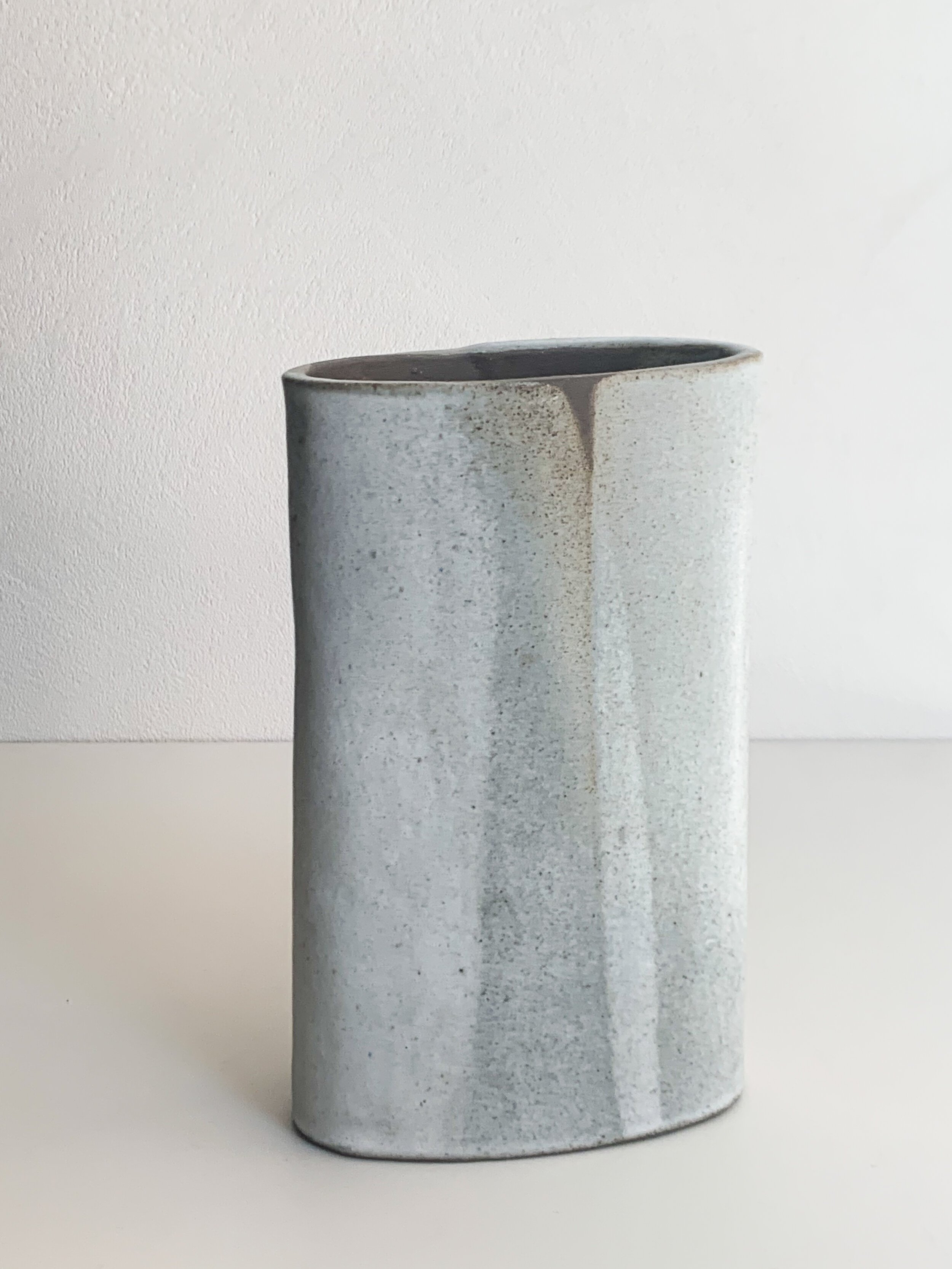 ROMY-NORTHOVER-MOUNTAIN-BOLT-GRAY-BLACK-LIMITEDEDITION-CERAMIC-VASE-SPAZIOMATERIAE-NAPOLI-1.jpg