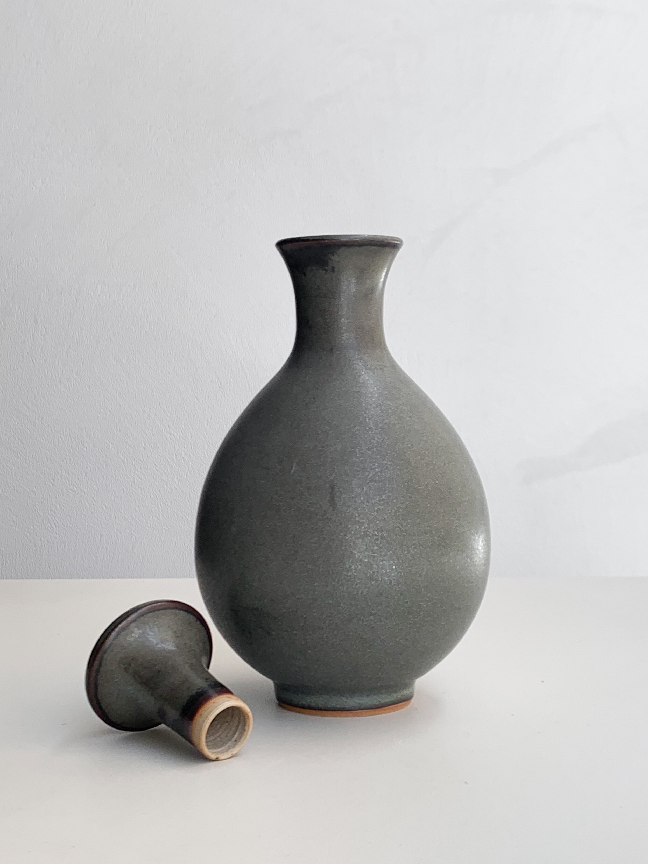 kwm1924_bottle_with_lid_ceramic_korean_handmade_spazio_materiae-15.jpg