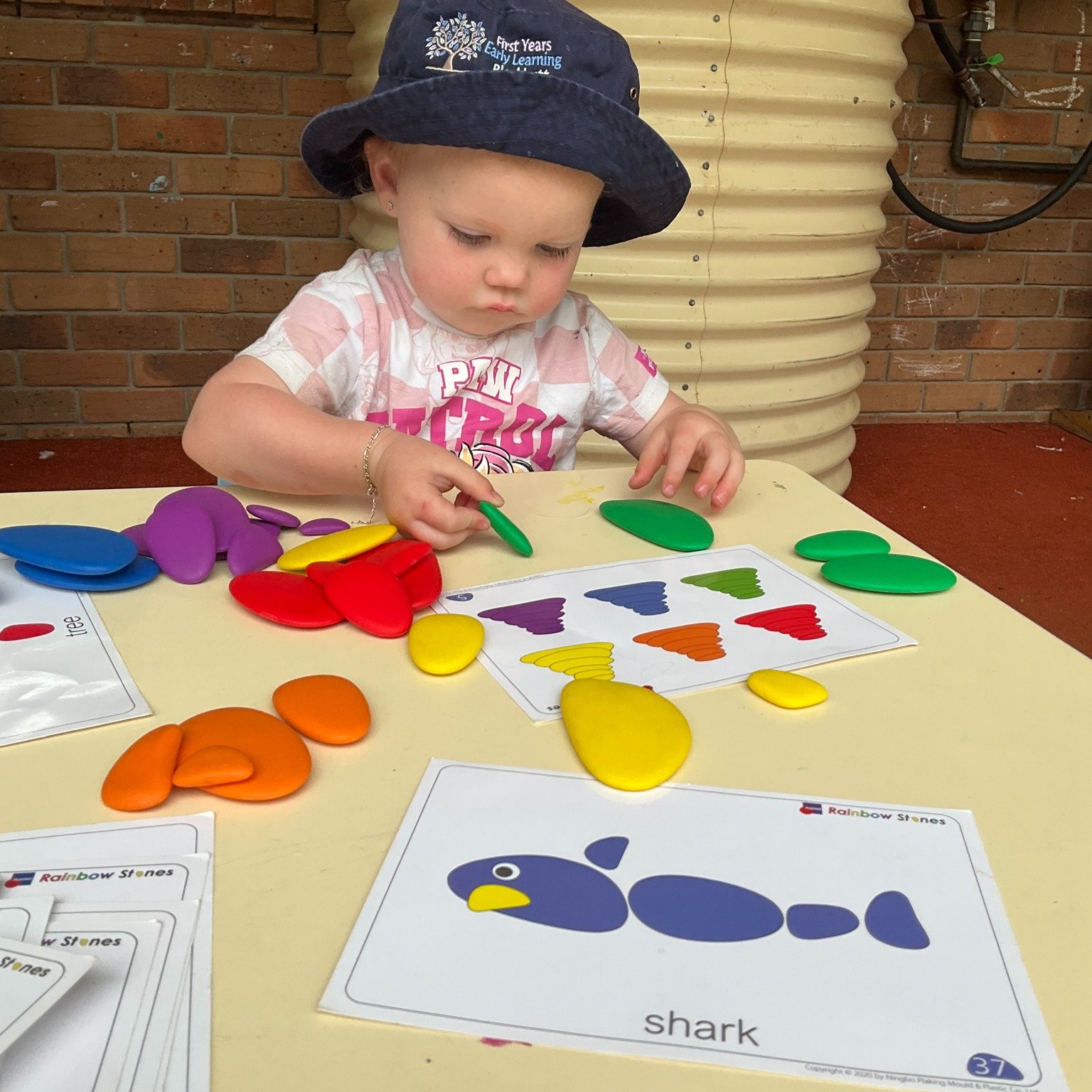 With play dough in hand and imaginations switched on, the children explored the shapes and features of animals—rolling, squishing, and sculpting creatures like sharks, paws, and tails!
This creative play supports fine motor skills, spatial awa