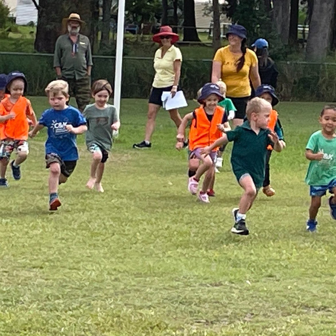 🦺 We love excursions! 🌿
Wearing our bright vests and big smiles, we set off for an adventure to a nearby field un our Blackbutt community. Ready to run, explore, and soak up the sunshine, our little friends couldn't wait to play in the open space!