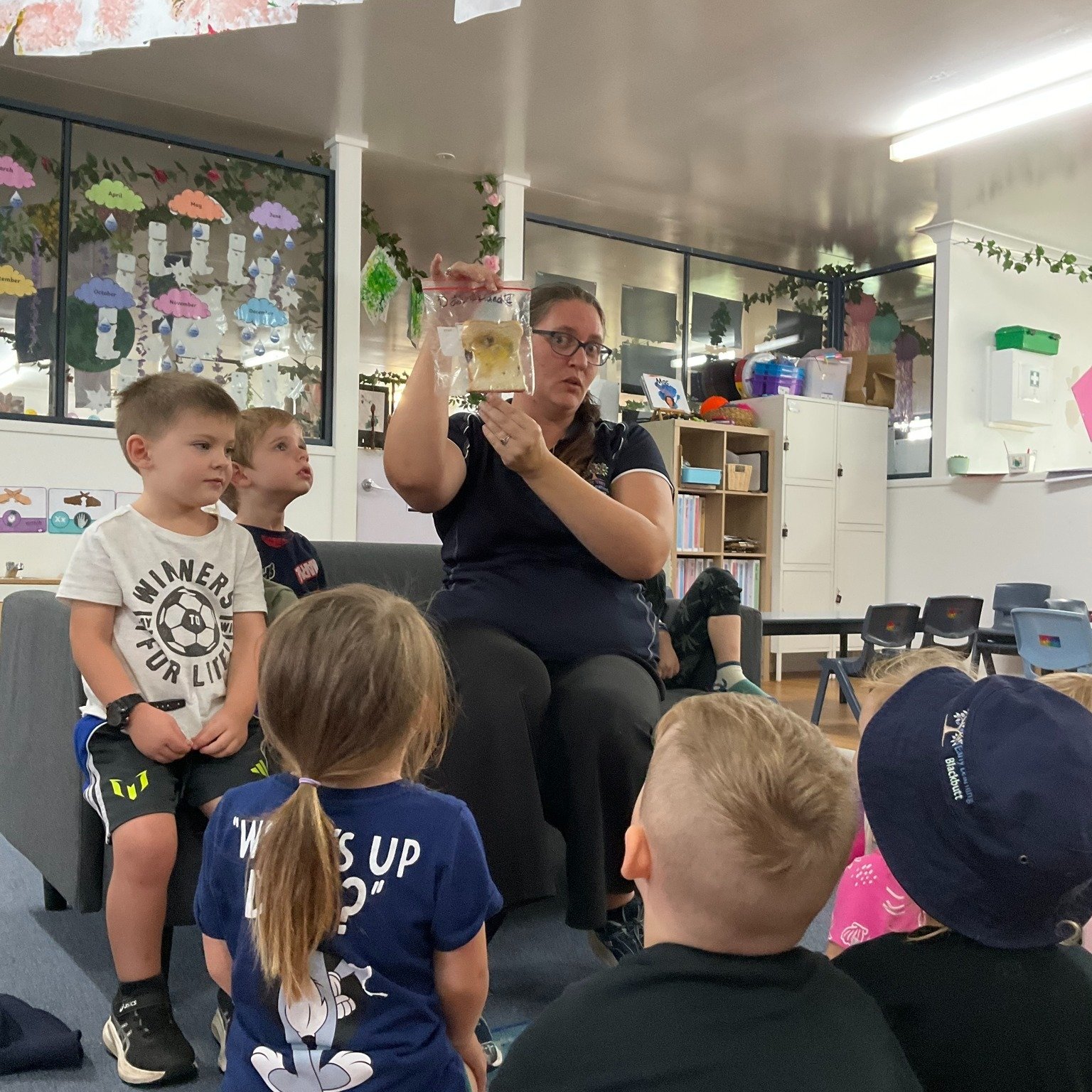 🥪 Lunchbox Learning! 🧠✨
During lunchtime, Miss Rachel shared an important lesson with our friends. Miss Rachel showed us how sandwiches are made and how ziplock bags help keep our food fresh and tidy.
Simple, everyday routines like this are full o