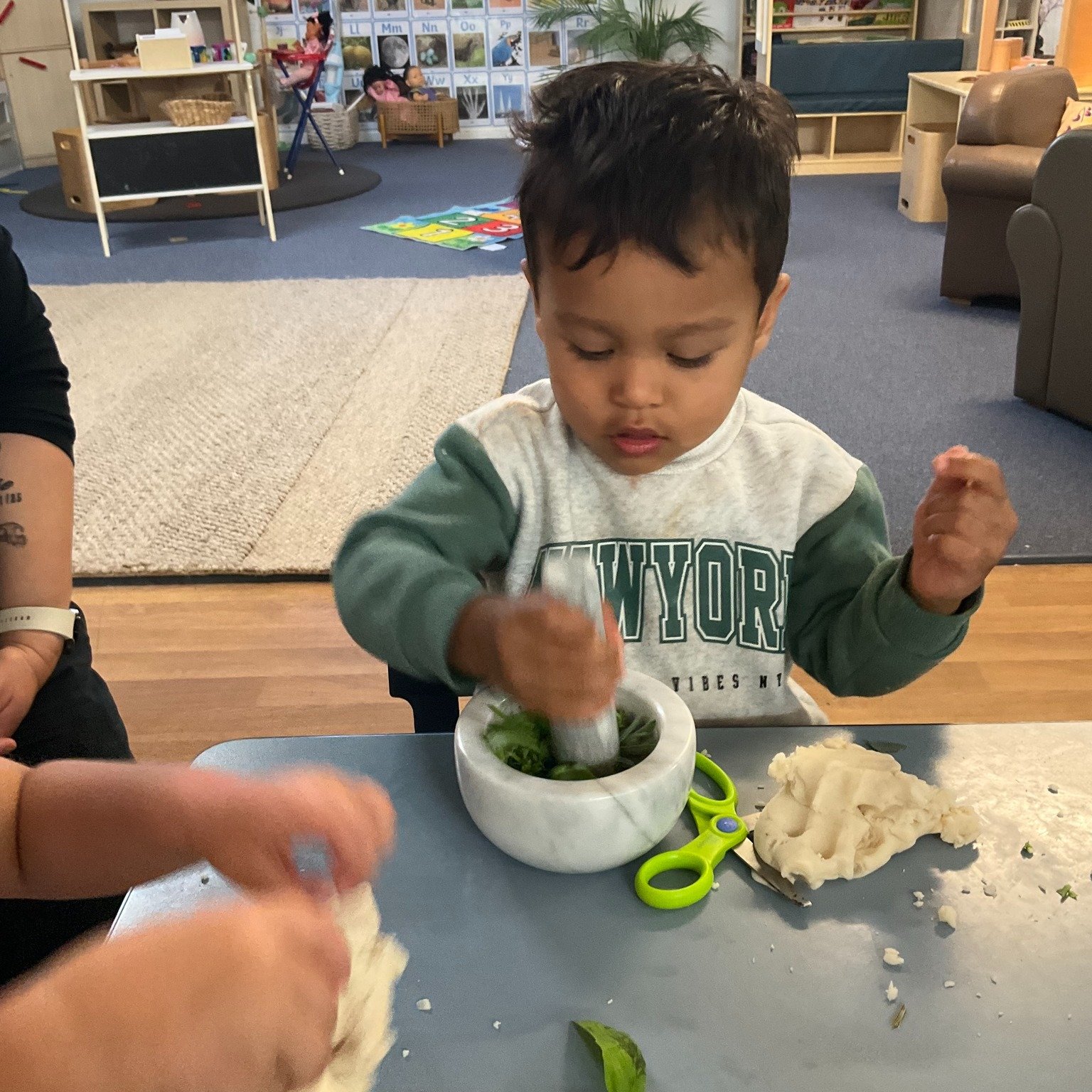 As we snip, slice, crush, and grind, our senses were buzzing! 🌿🔪✨

Our little friends explored fresh herbs, fruits, and spices using safety scissors to cut and muddle their way to delicious smells and exciting flavours. Every moment was a true feas