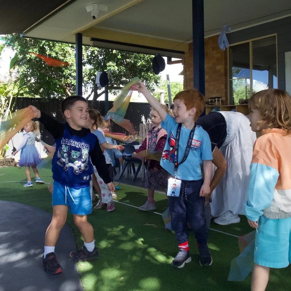 What a burst of colour and happiness we experienced recently! 🌟 With music pumping and ribbons swirling, we jumped, spun and danced our hearts out. The courtyard was full of energy as there where bright ribbons flying through the air, big smiles lig
