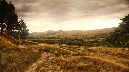 Quiet moorland scenery and walking country in the Peak District