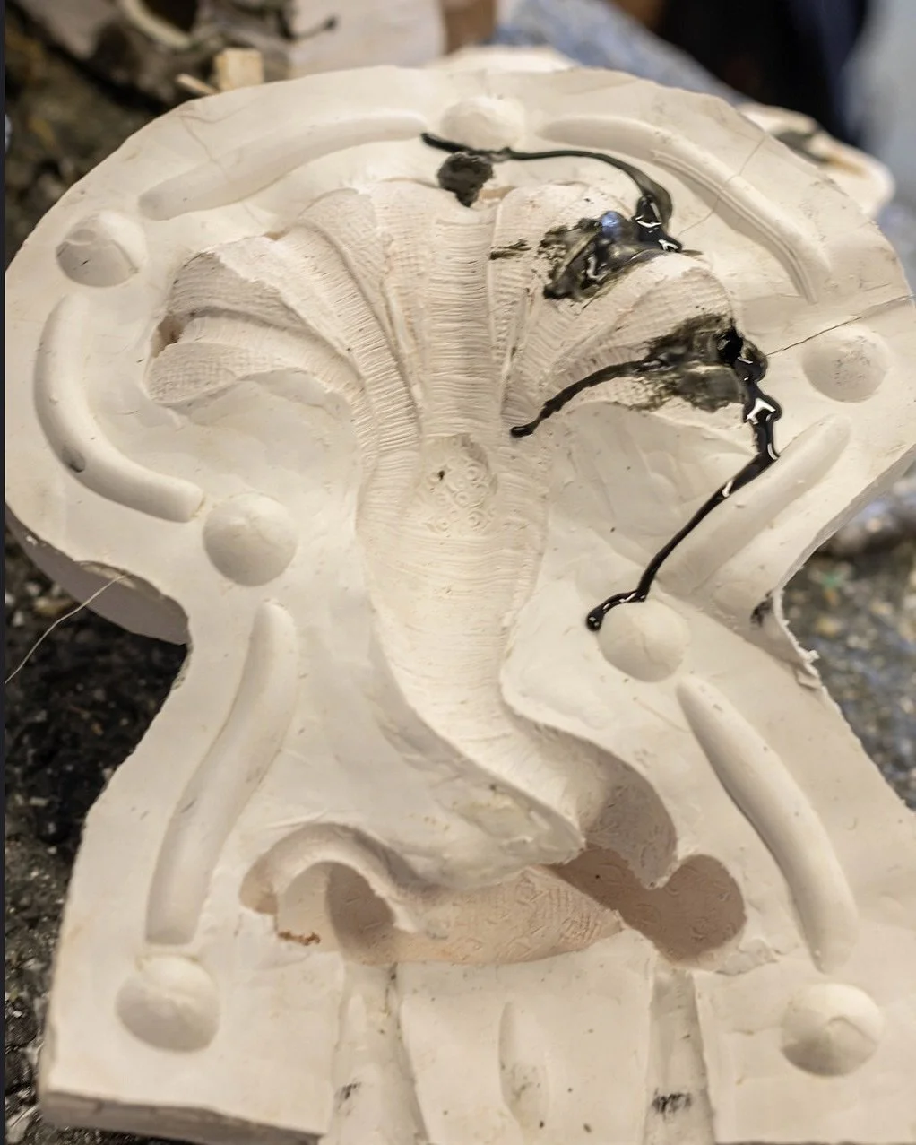 ✨ Le Naga d&rsquo;Or comes to life at the foundry&hellip;

Inside the mold, the wax reveals every detail of this mythical creature. A delicate, essential step before the bronze casting begins.

This piece was born from an exceptional collaboration wi