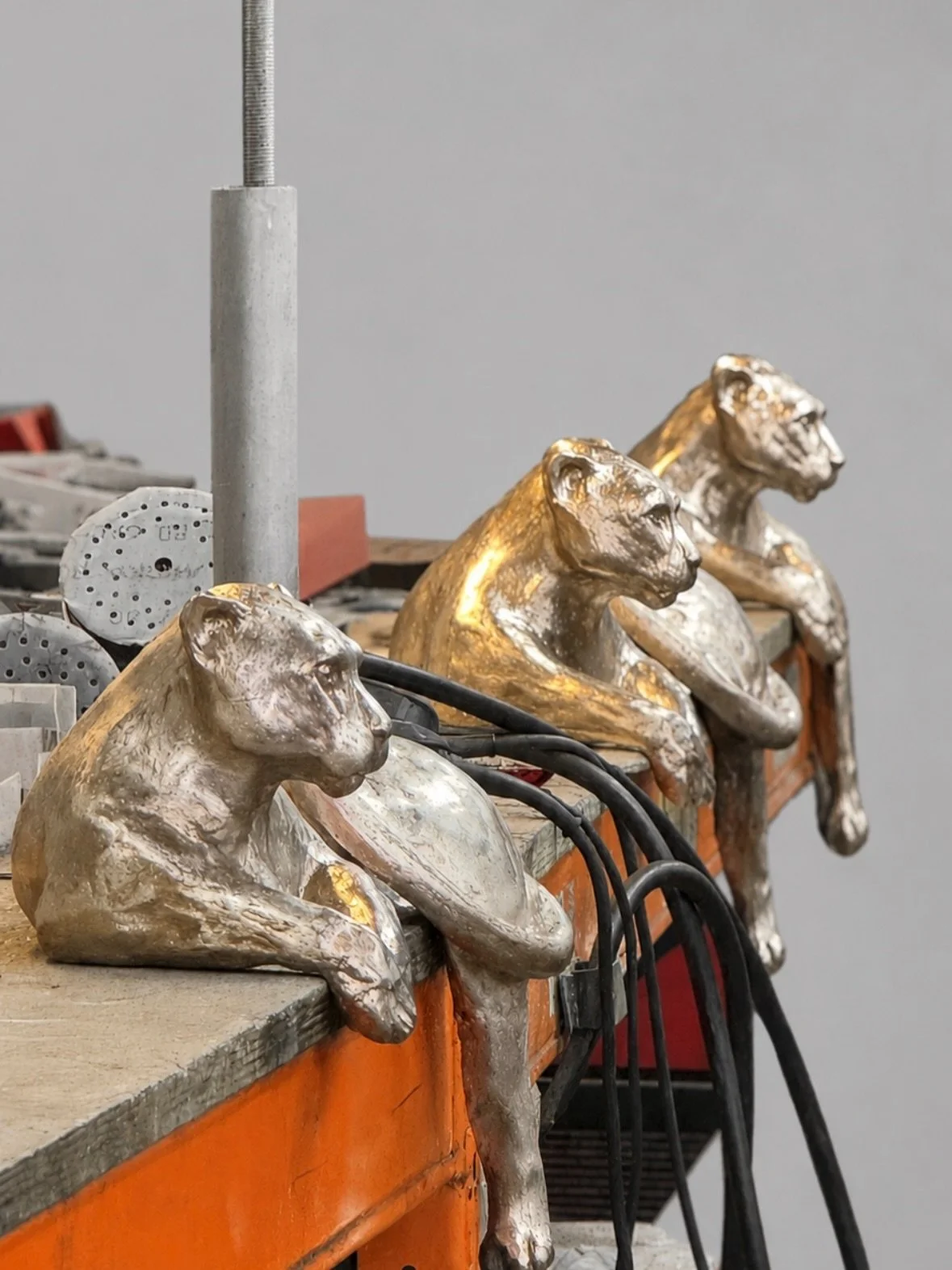 Du bronze brut au bronze patin&eacute;&hellip;  passage par le feu pour ces trois panth&egrave;res 🔥 

#foundry #bronze #blackpanthers #sisters