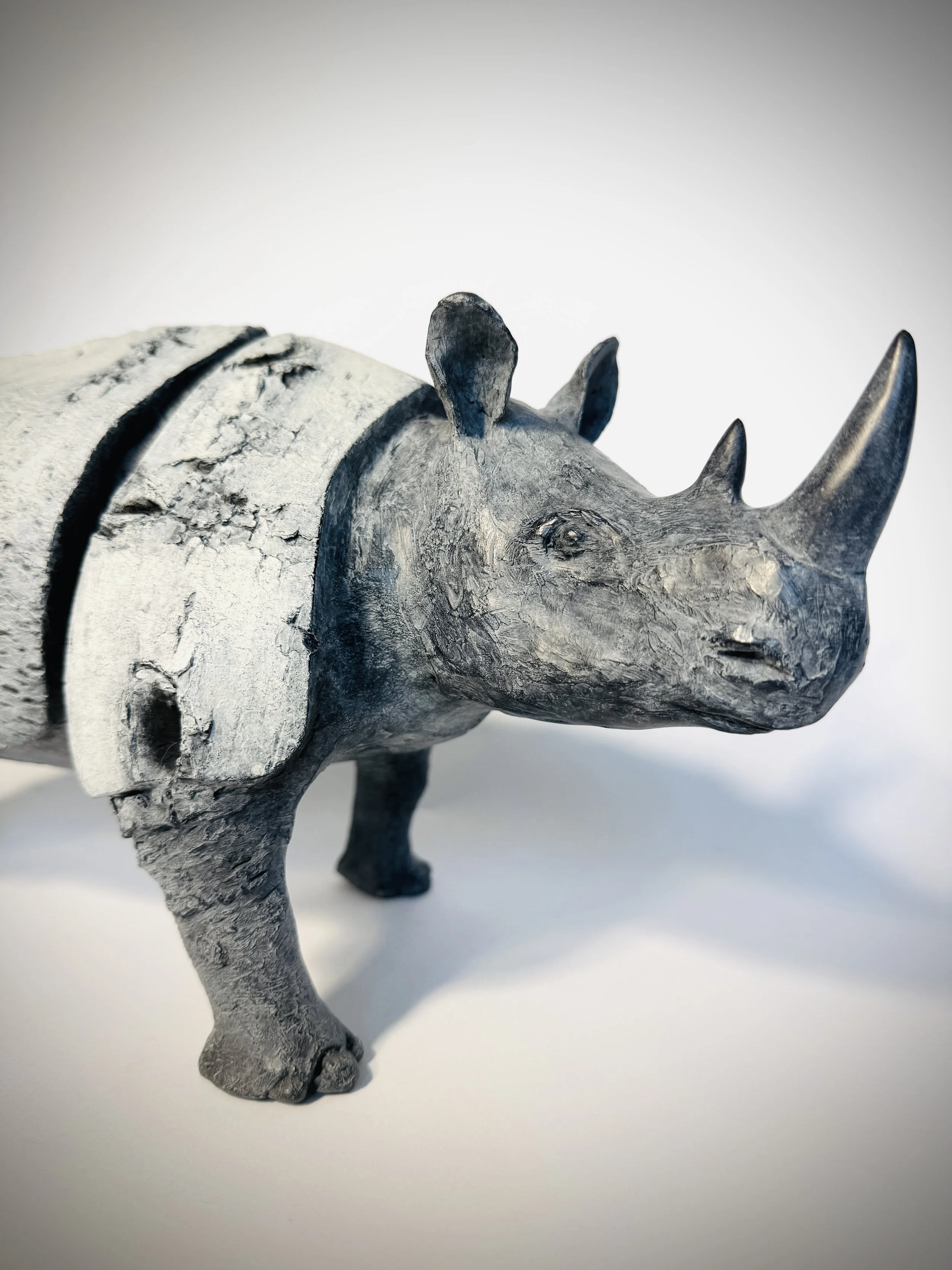 Fading Shield – sculpture en bronze représentant un rhinocéros et son armure fragile