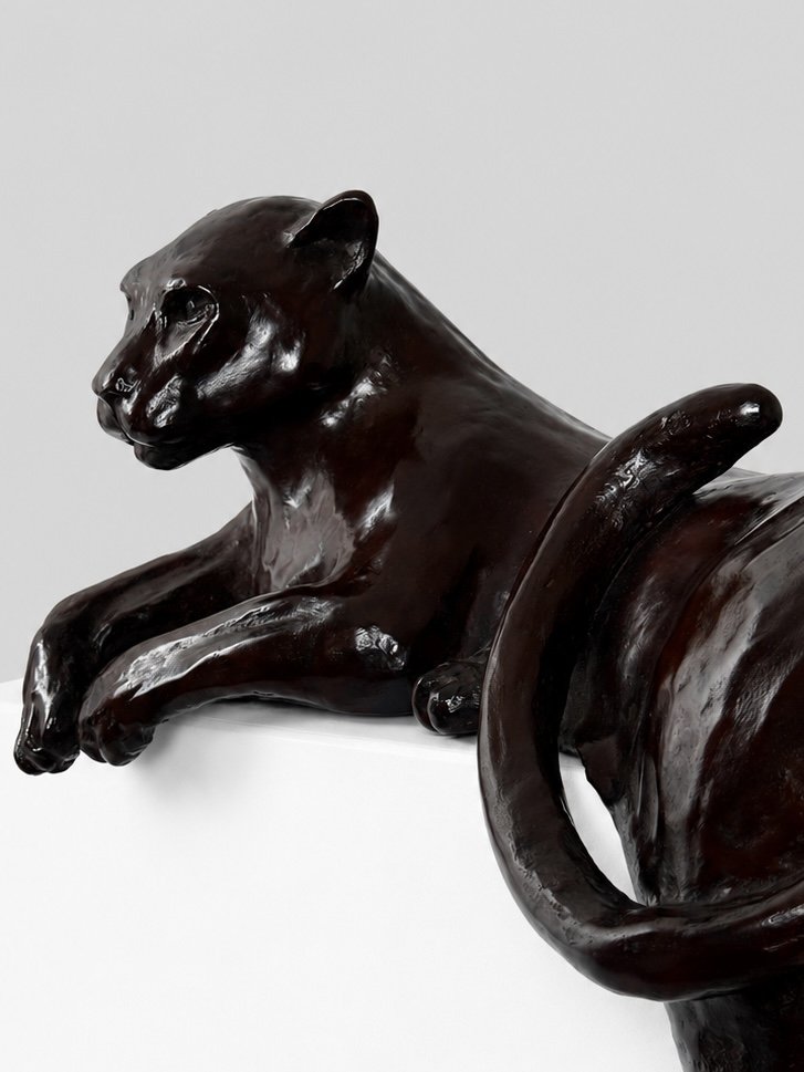 Mindset – sculpture en bronze d’une panthère assise, concentrée, symbolisant la maîtrise intérieure